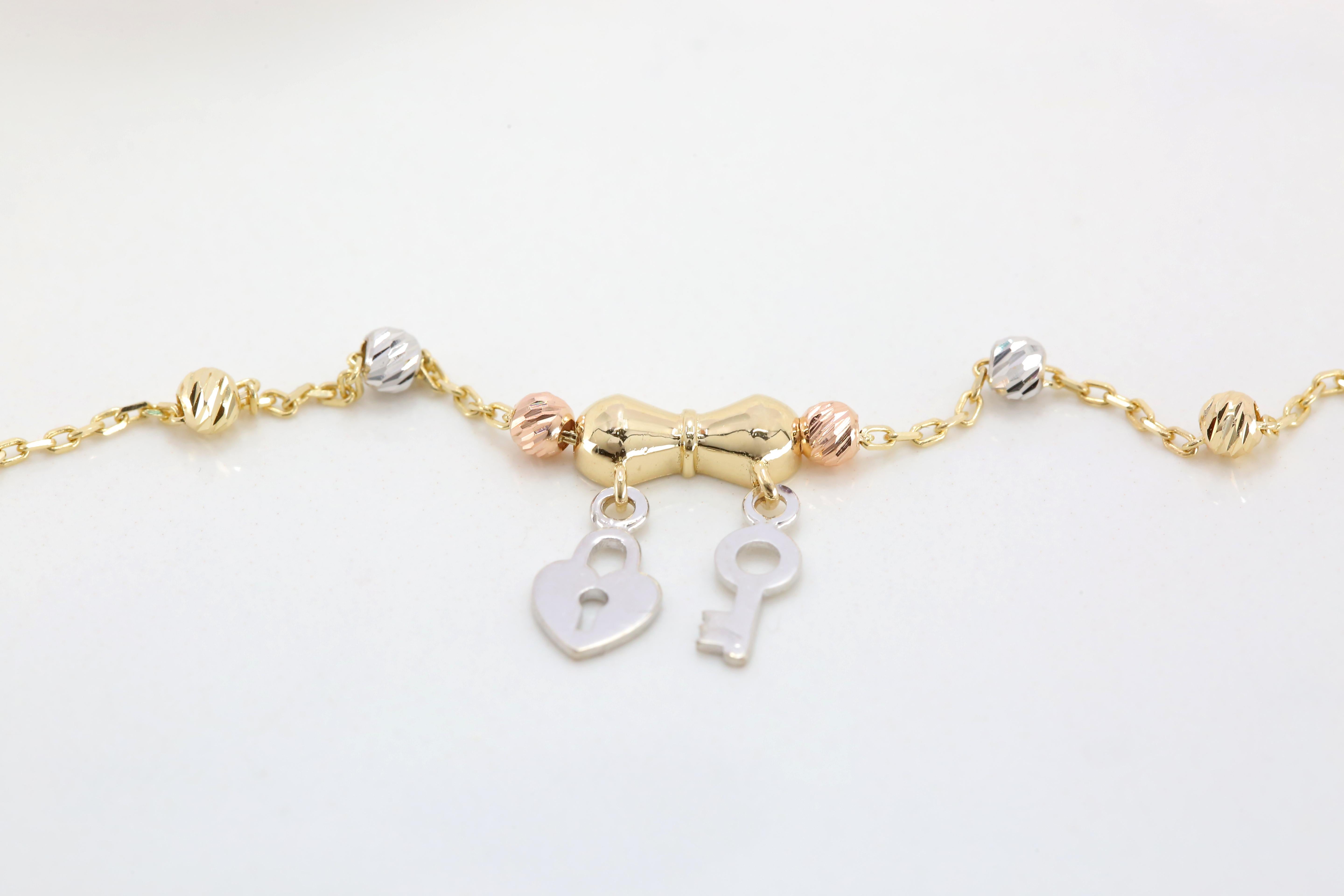 14K Gold Heart and Key Charm Dainty Beaded Bracelet In New Condition For Sale In ISTANBUL, TR