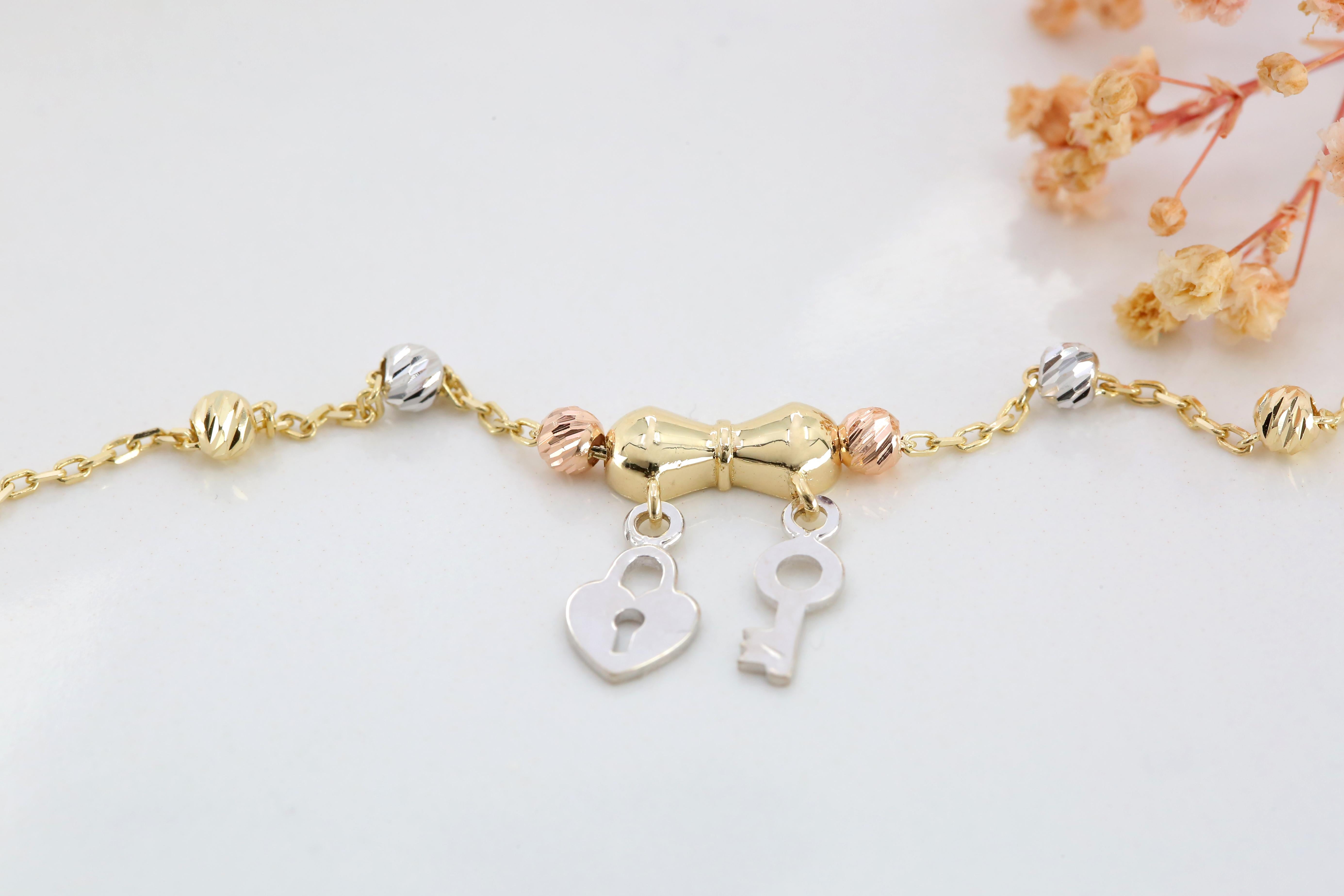 14K Gold Heart and Key Charm Dainty Beaded Bracelet en vente 1