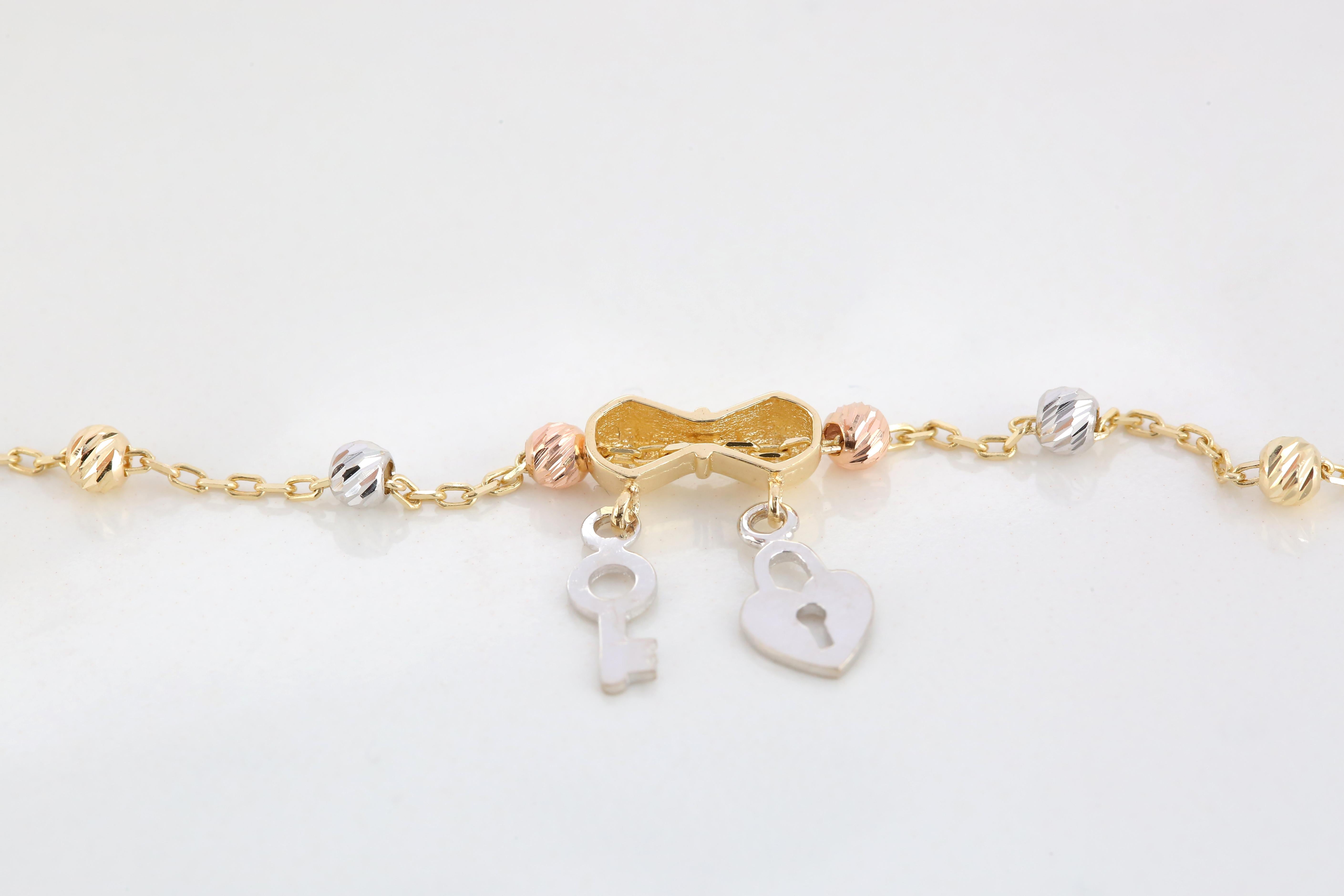 14K Gold Heart and Key Charm Dainty Beaded Bracelet For Sale 2
