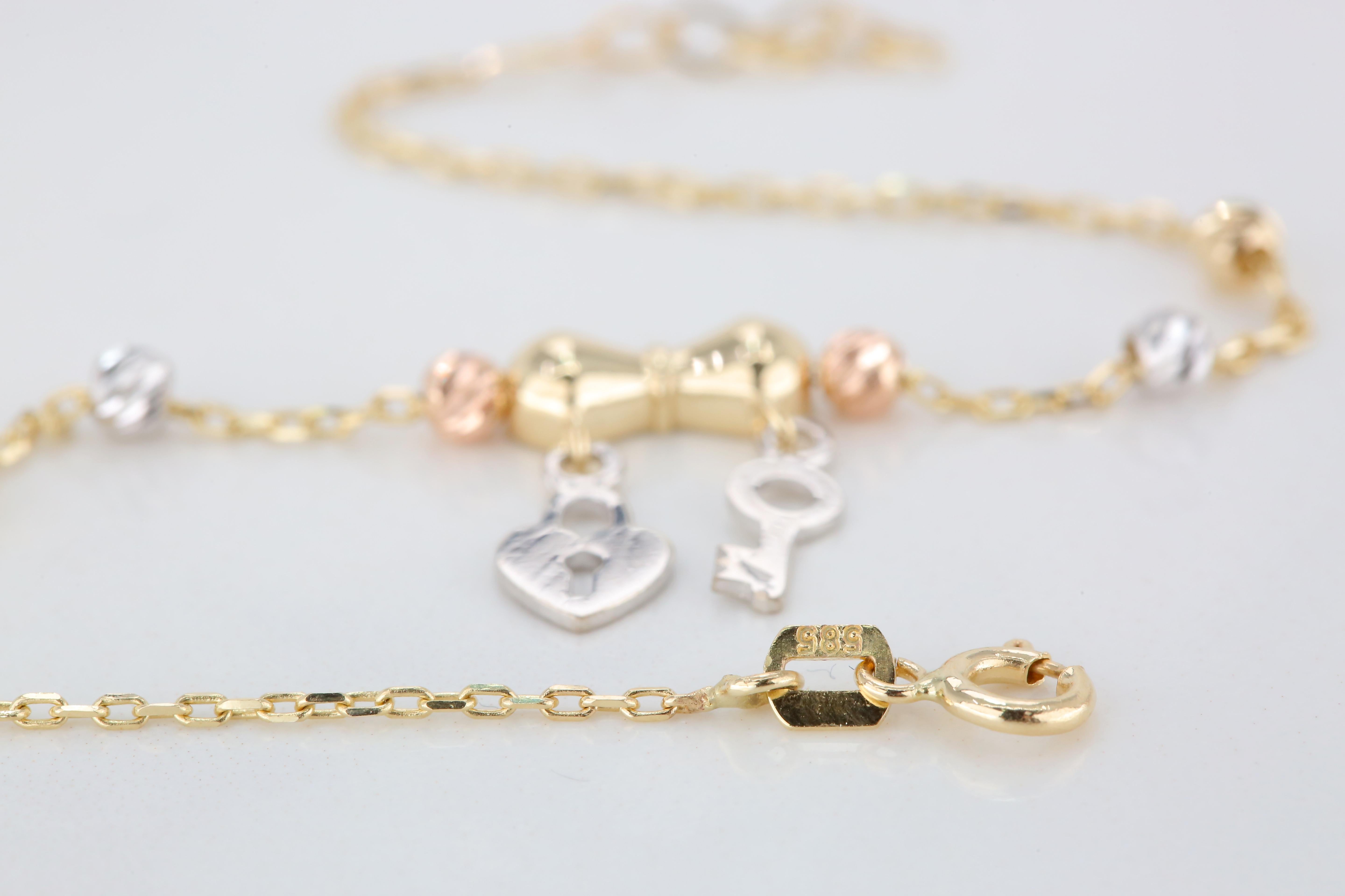 14K Gold Heart and Key Charm Dainty Beaded Bracelet en vente 4