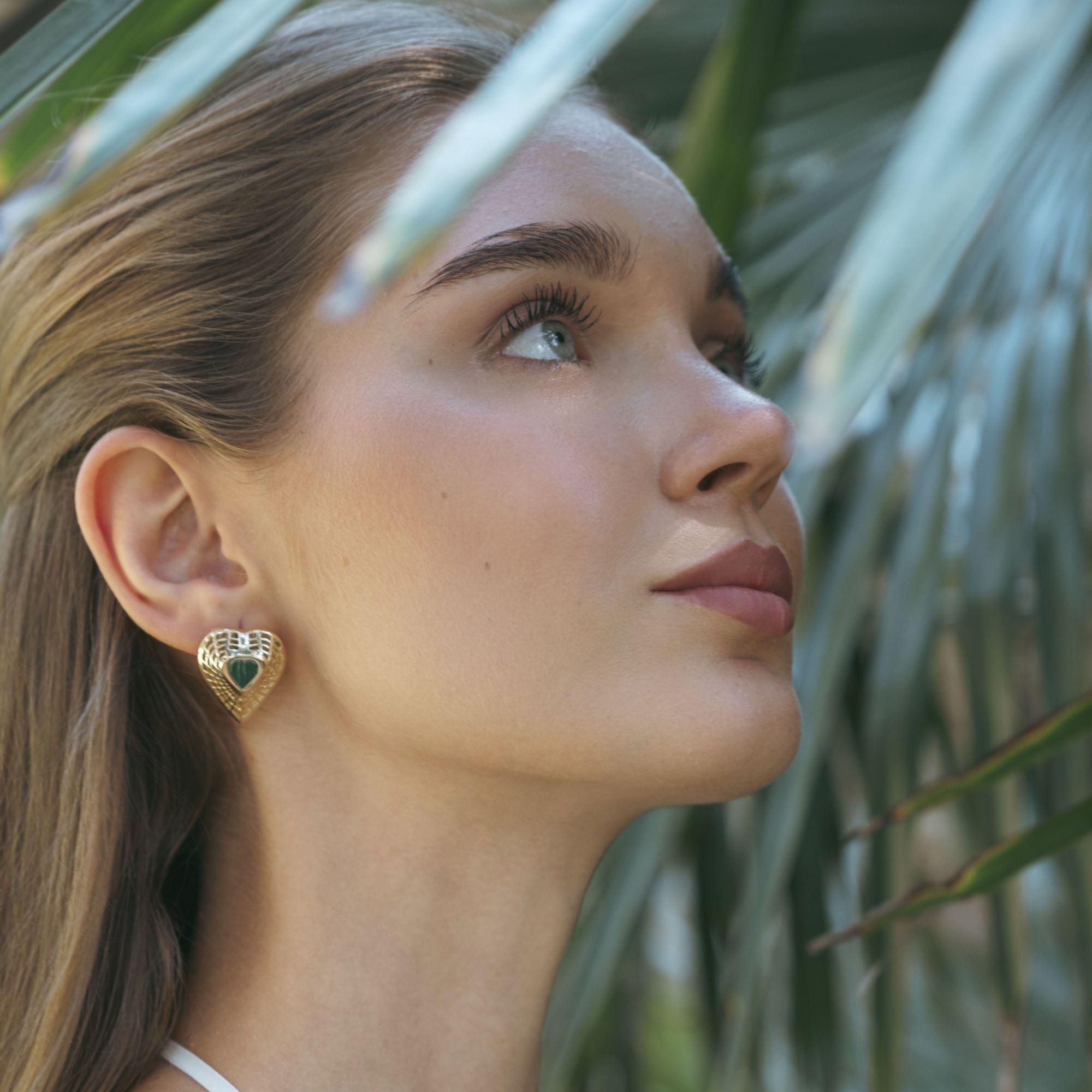 Diese Herz-Ohrstecker aus 14-karätigem Gold mit natürlichem Malachit vereinen Eleganz, Symbolik und handwerkliches Geschick in einem zeitlosen Design. Diese Malachit-Ohrstecker eignen sich perfekt für den Alltag oder als bedeutungsvolles Geschenk.