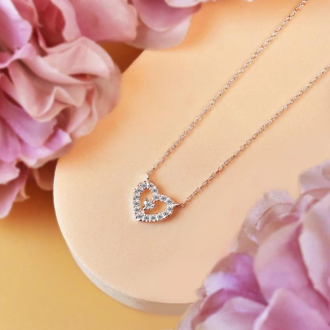 Round Cut 14k Gold Heart Shaped Diamond Necklace For Sale