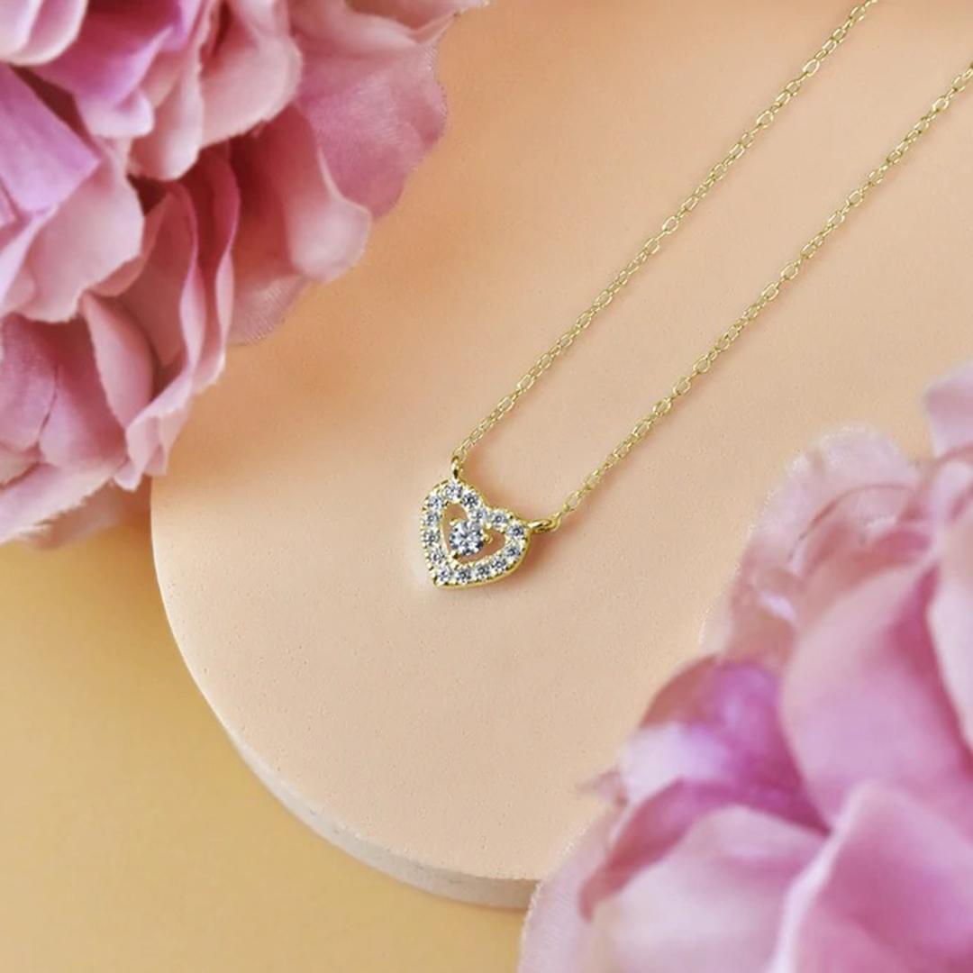 14k Gold Heart Shaped Diamond Necklace In New Condition For Sale In Bangkok, TH