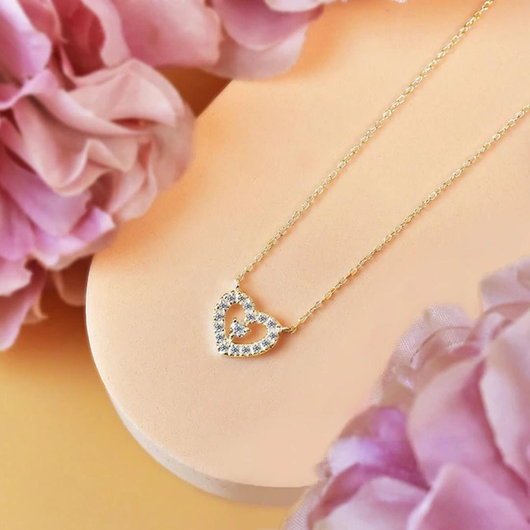 14k Gold Heart Shaped Diamond Necklace In New Condition For Sale In Bangkok, TH