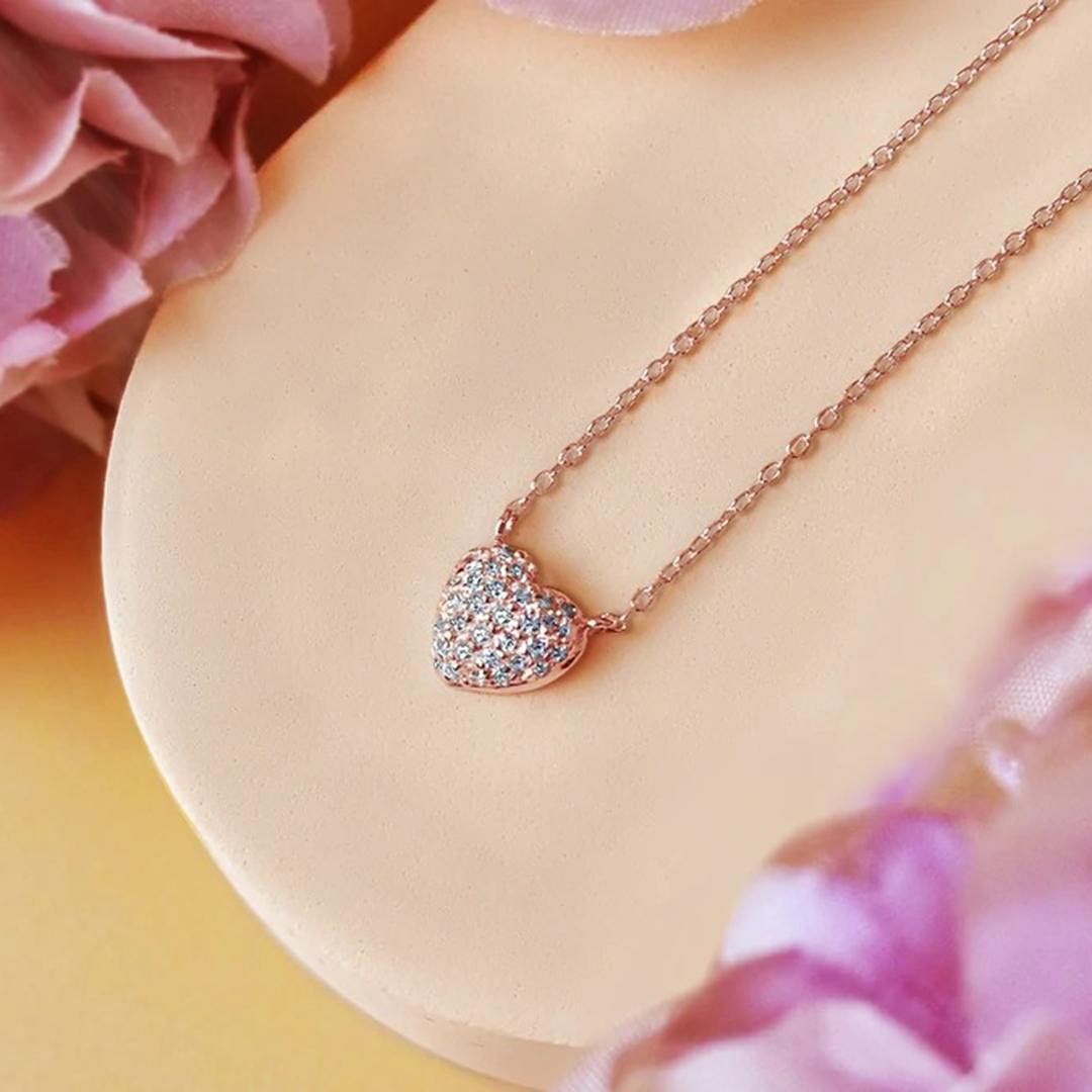 Taille ronde Collier en forme de cœur en or 14 carats et diamants en vente