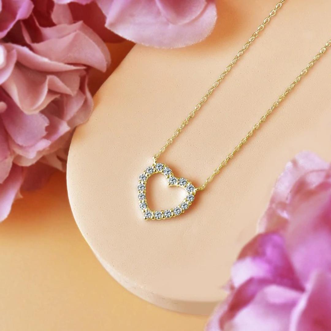 14k Gold Heart Shaped Diamond Necklace Heart Necklace In New Condition For Sale In Bangkok, TH