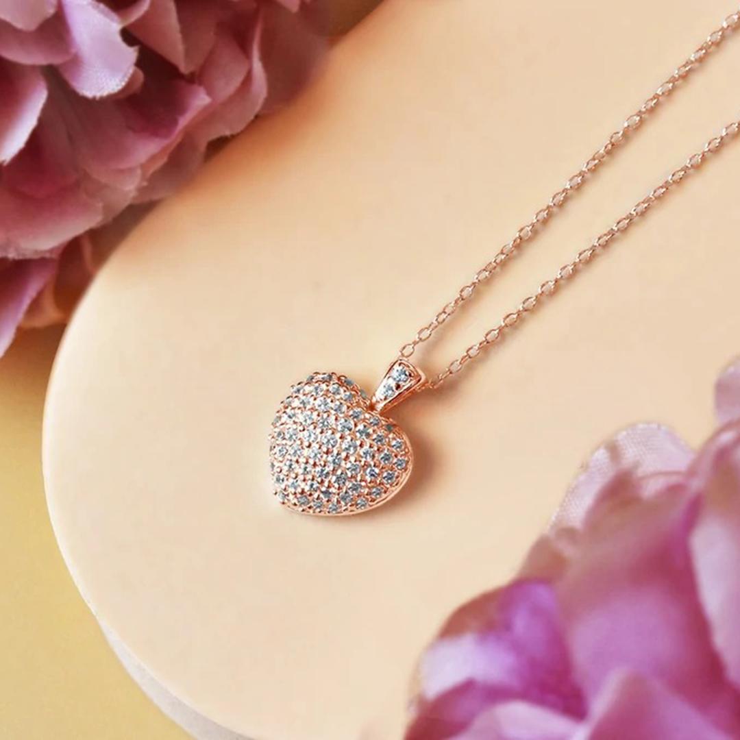 Round Cut 14k Gold Heart Shaped Diamond Pendant Heart Necklace For Sale