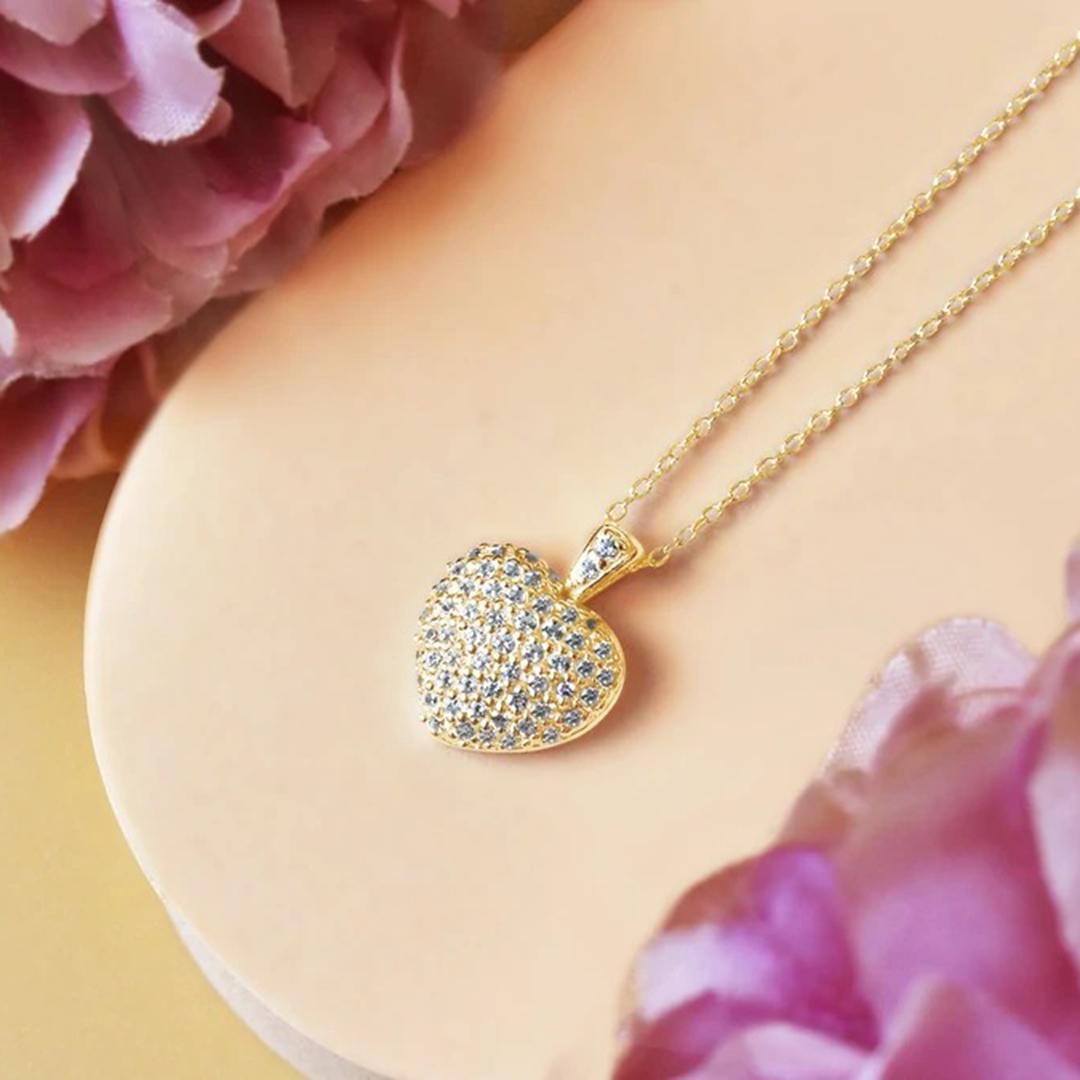 14k Gold Heart Shaped Diamond Pendant Heart Necklace In New Condition For Sale In Bangkok, TH