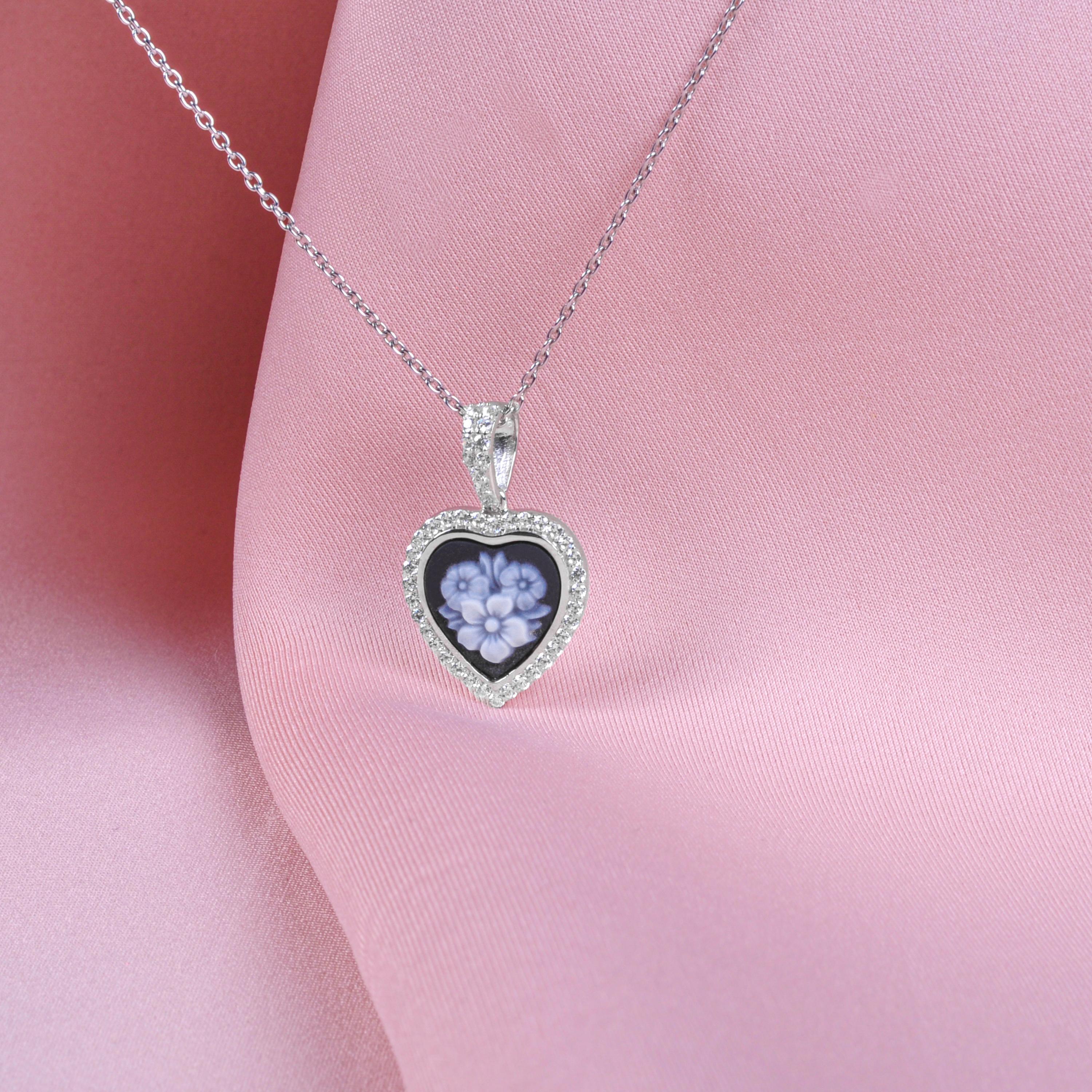 Heart Cut 14K Gold Heart shaped Flower Agate Cameo Diamonds Pendant Necklace For Sale