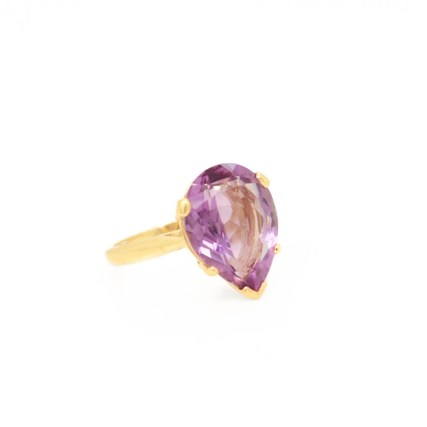 14k Gold & High Set Pear Cut Amethyst Cocktail Ring For Sale 1