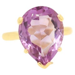 Anillo de cóctel de amatista talla pera en oro de 14k y engaste alto