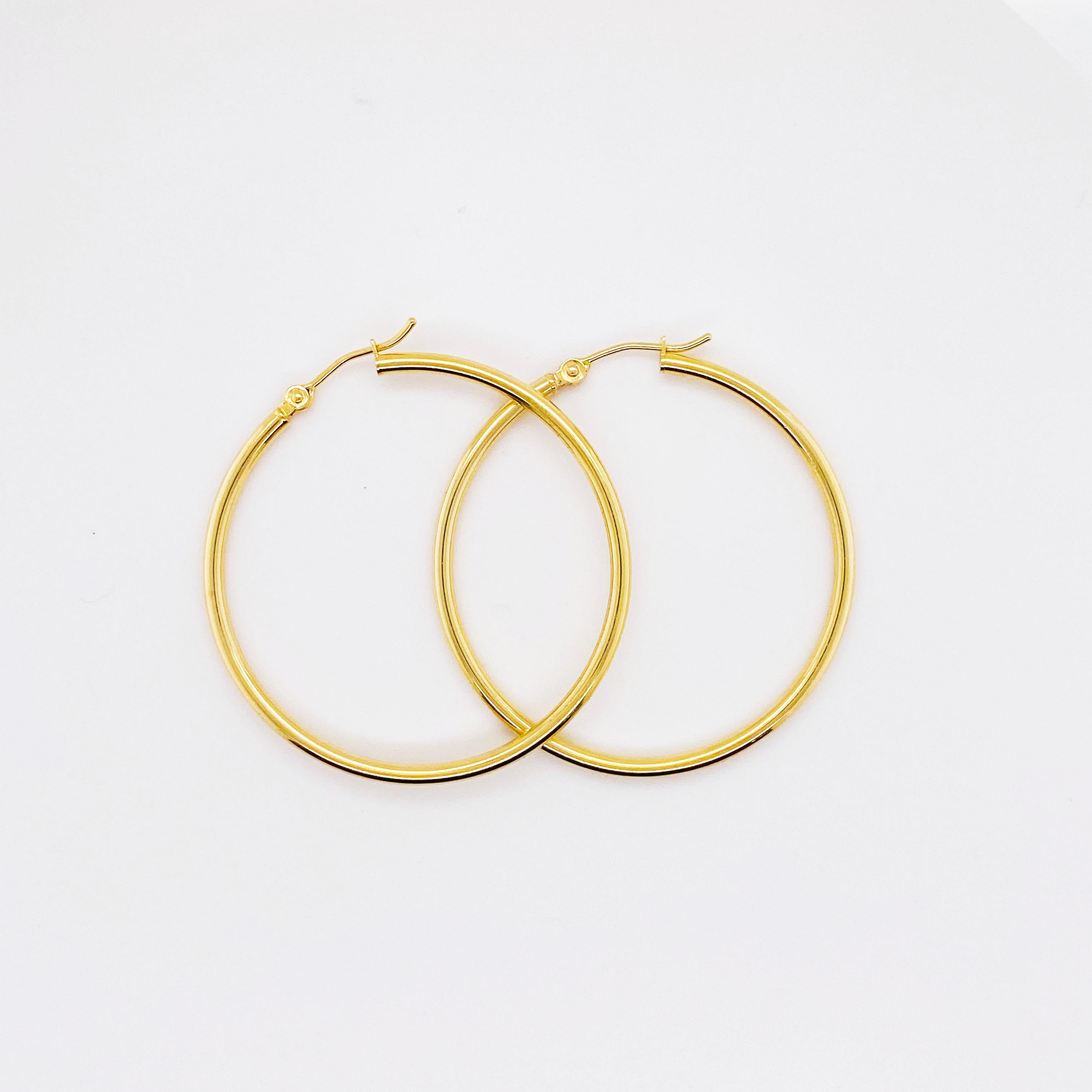Los aros de oro amarillo de 14 quilates son huecos para que no pesen en las orejas.  Tienen un práctico poste abatible para que nunca tengas que preocuparte de la parte posterior del pendiente.  ¡La espalda ya está ahí!
La parte dorada del pendiente