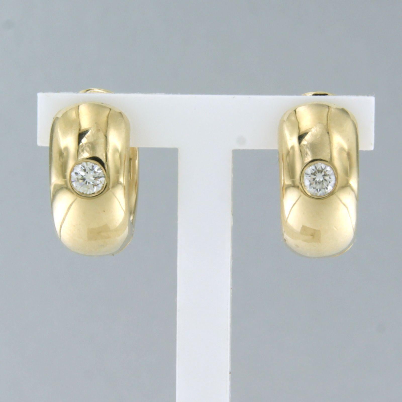 Ohrringe aus 14 Karat Gelbgold mit Diamanten im Brillantschliff bis zu 0,16 Karat F/G VS/SI

Ausführliche Beschreibung:

die Abmessungen der Ohrringe sind 1,4 cm hoch und 0,7 cm breit

Gesamtgewicht 10,9 Gramm

gesetzt mit

- 2 x 2,7 mm große