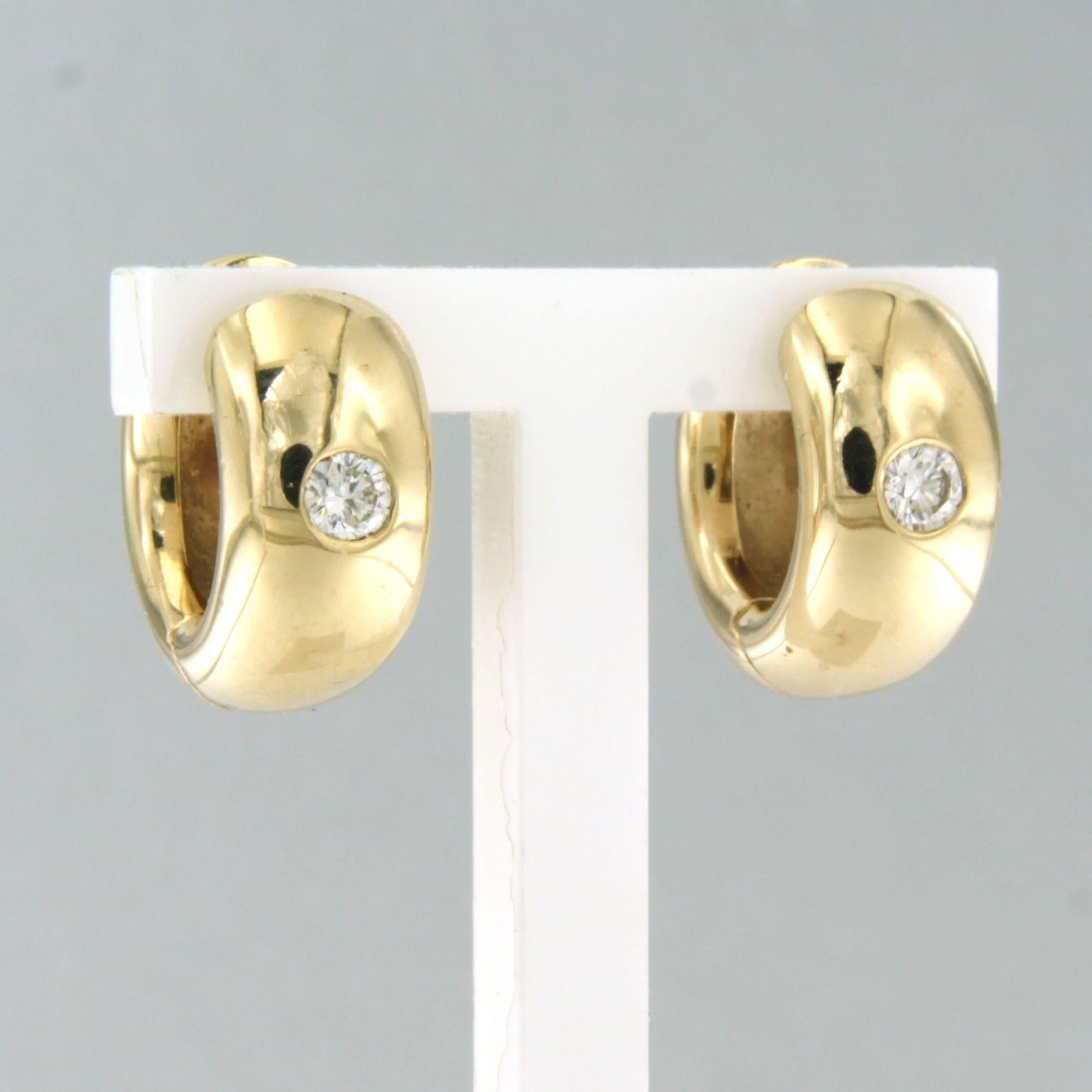 14 Karat Gold Creolen mit Diamanten im Brillantschliff bis zu 0,16 Karat 10,9 Gramm (Moderne) im Angebot