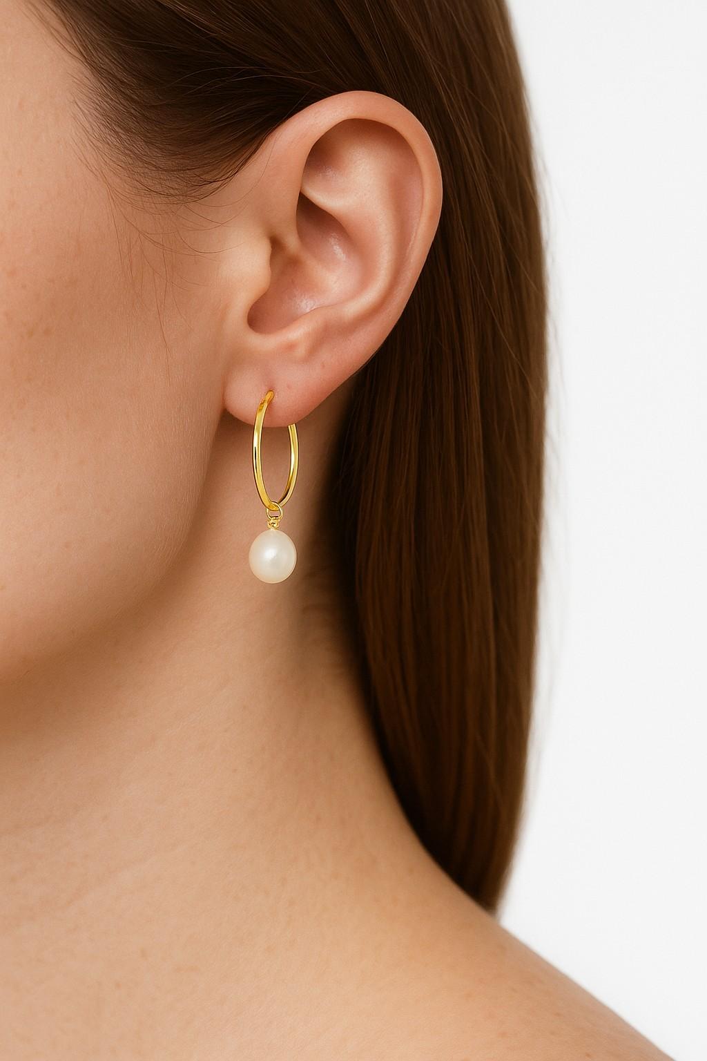 Orecchini a cerchio in oro giallo 14 carati con finitura lucida da 25 mm, incastonati con perle coltivate ovali a goccia bianche da 10x8 mm e chiusura a cerniera
