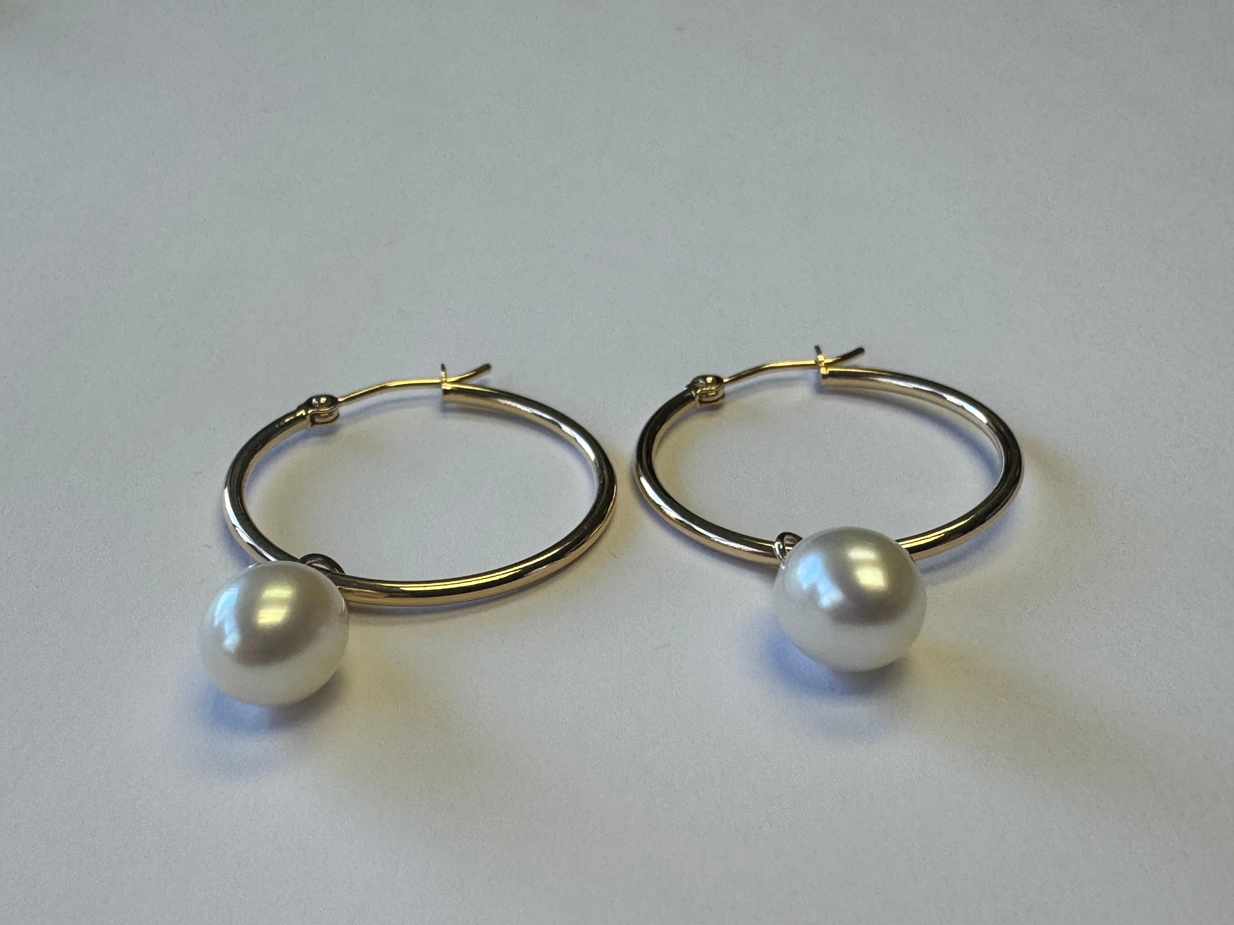 Orecchini a cerchio in oro 14K con perle coltivate a caduta In condizioni Nuovo in vendita a Great Neck, NY