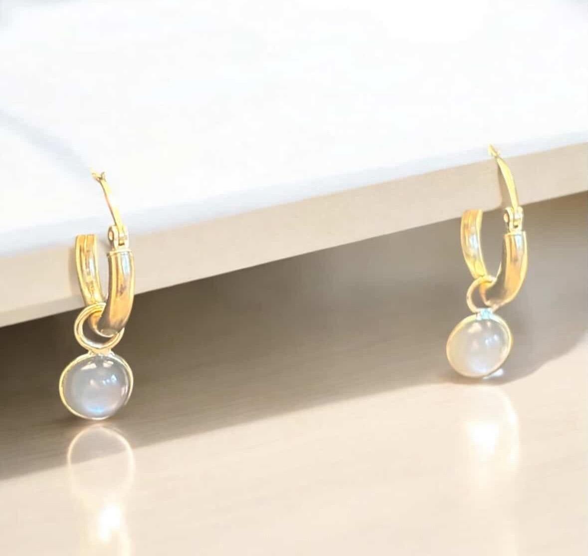 Pendientes de aro

Piedra Lunar Gris, Piedra Lunar Melocotón, Coral, Oro 14k

Pendientes de aro de oro de 14k de 15 mm, con tres colgantes en cada aro de: piedra lunar gris, piedra lunar melocotón y coral, todos biselados en oro de 14k.

Los