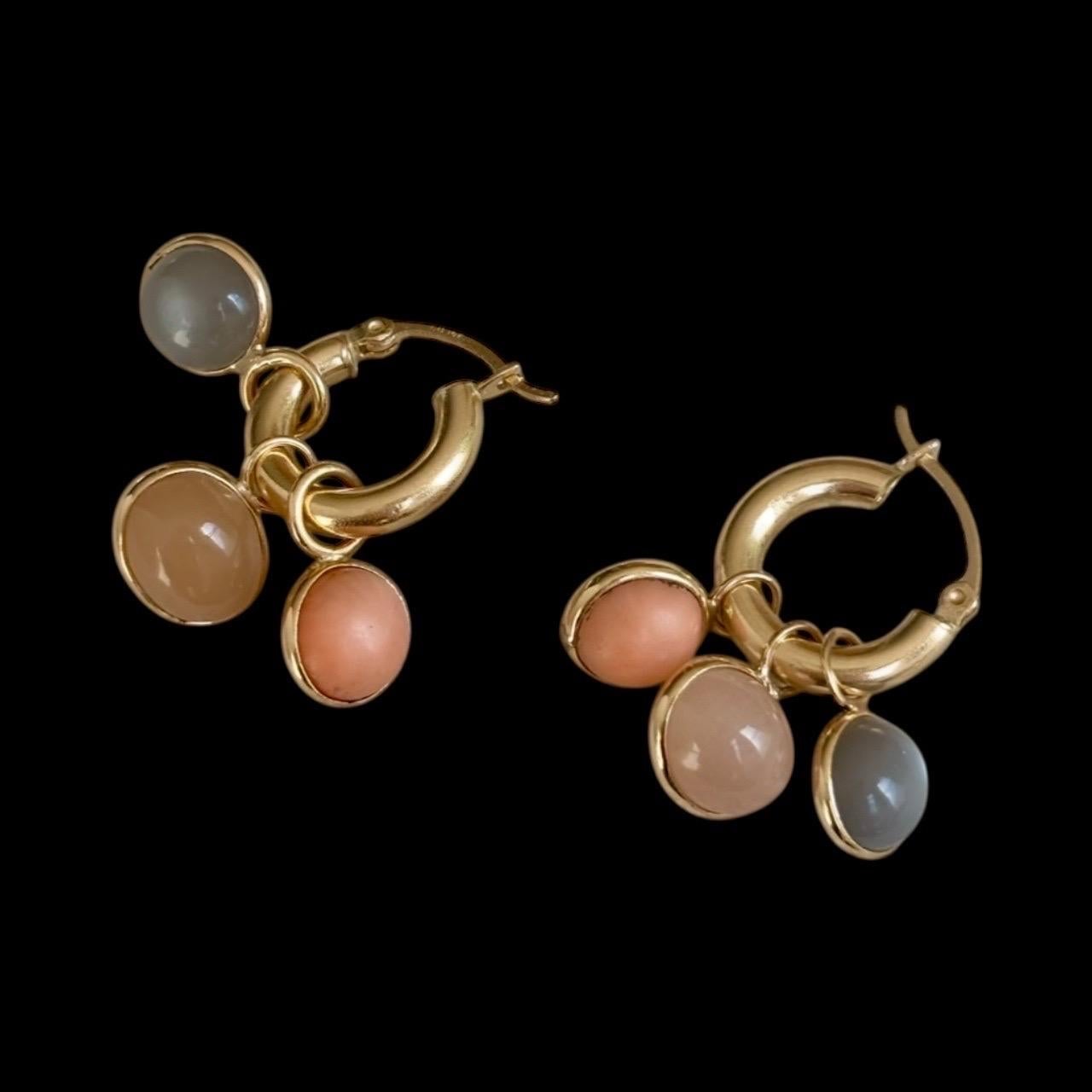Pendientes de aro de oro de 14k con colgantes de oro, piedra de luna y coral: ¡multifuncionales! en Nuevo estado para la venta en New York, NY