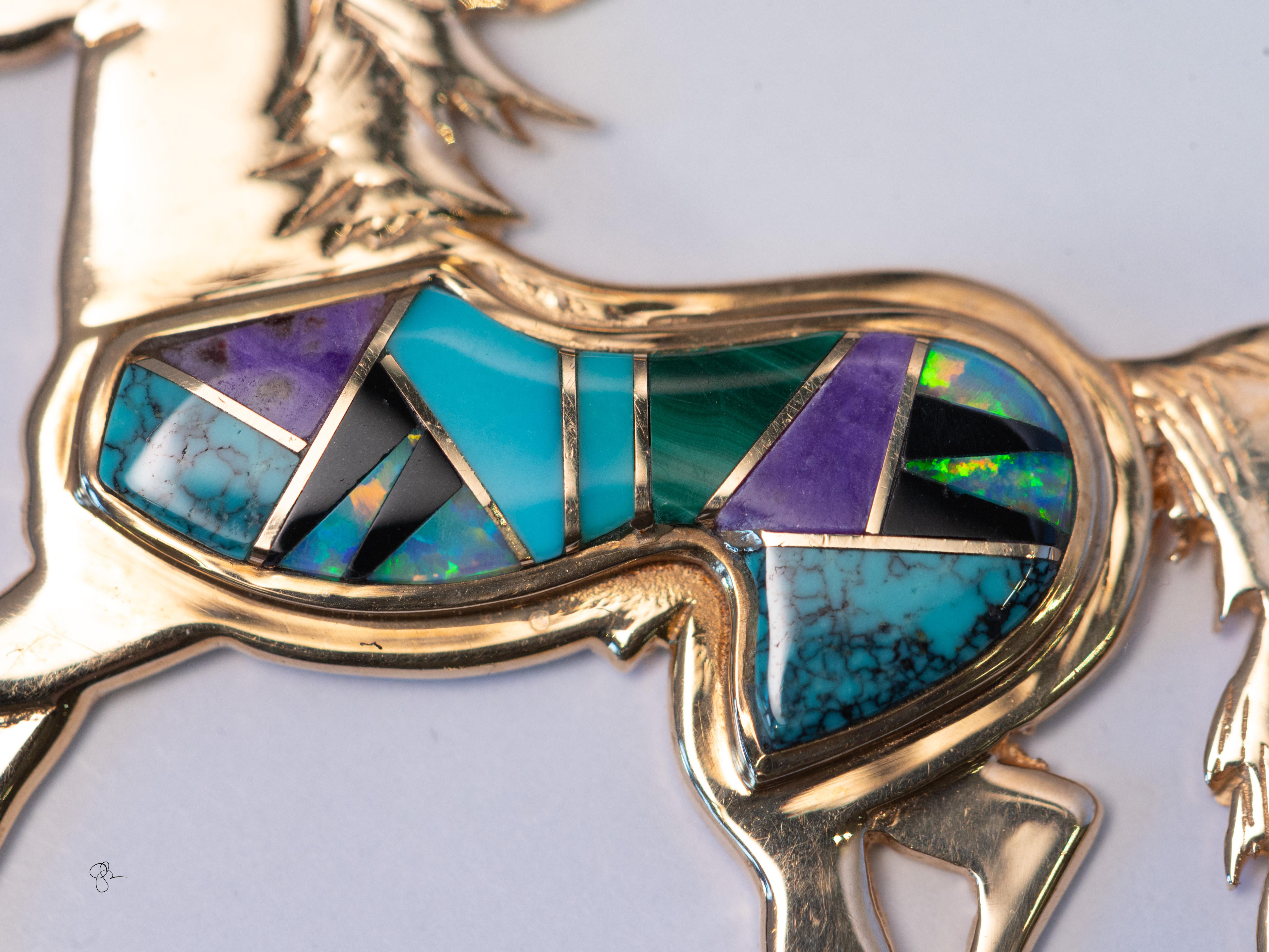 Ciondolo a forma di cavallo in oro 14k con intarsi di turchese, opale, Sugilite, getto, tocco di Santa Fe In condizioni buone in vendita a Tucson, AZ