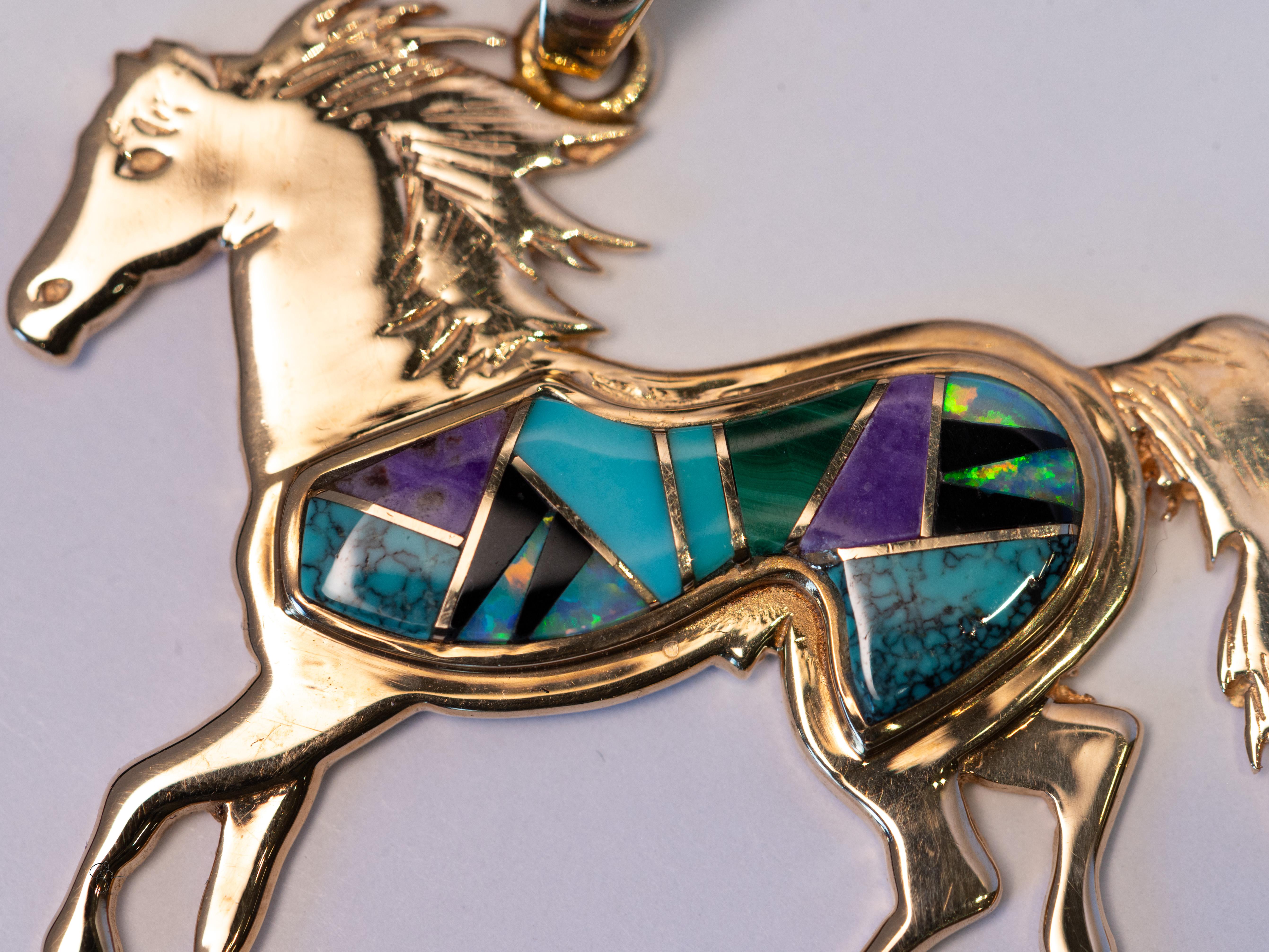 da uomo o donna Ciondolo a forma di cavallo in oro 14k con intarsi di turchese, opale, Sugilite, getto, tocco di Santa Fe in vendita