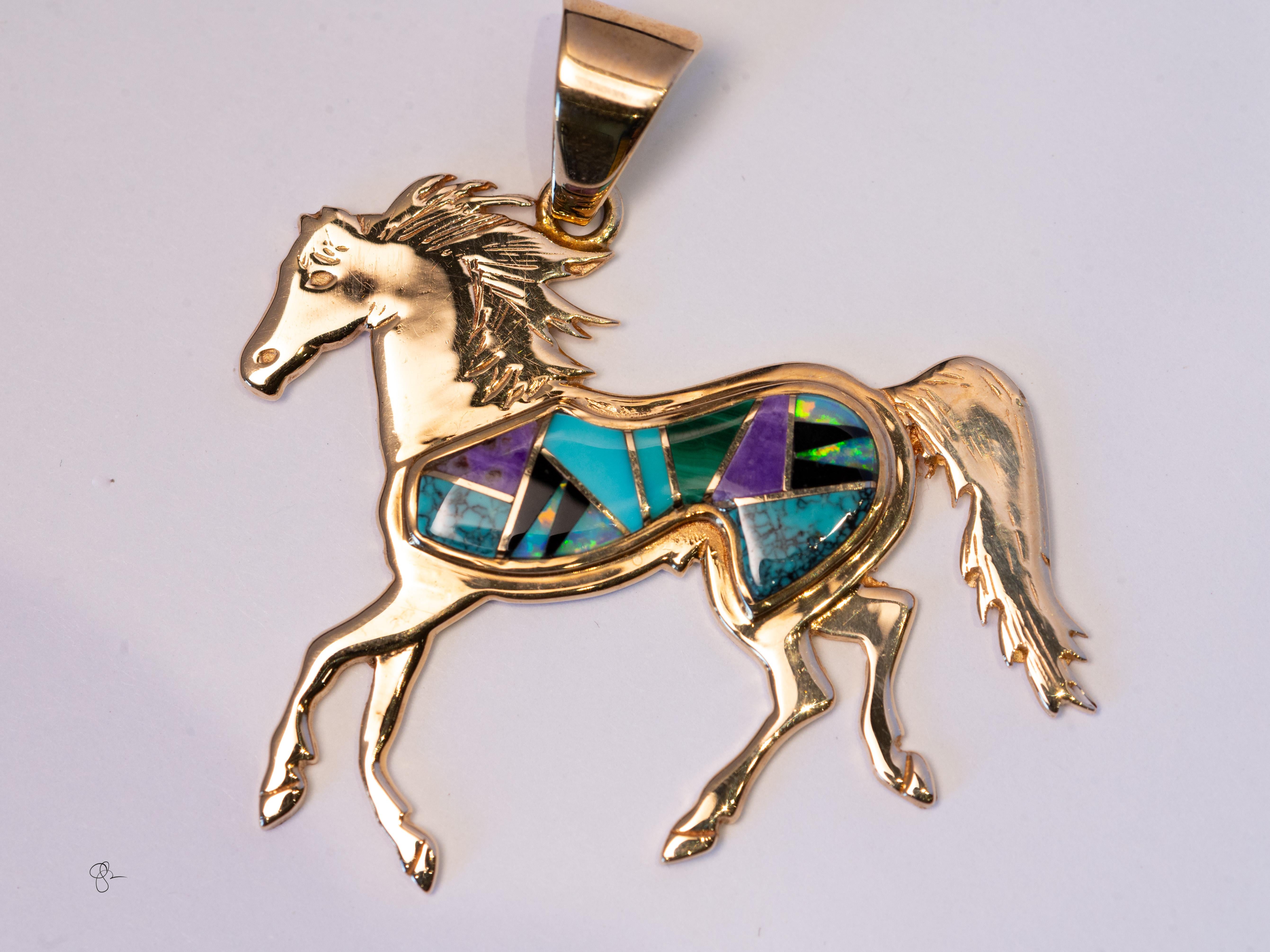 Ciondolo a forma di cavallo in oro 14k con intarsi di turchese, opale, Sugilite, getto, tocco di Santa Fe in vendita 1