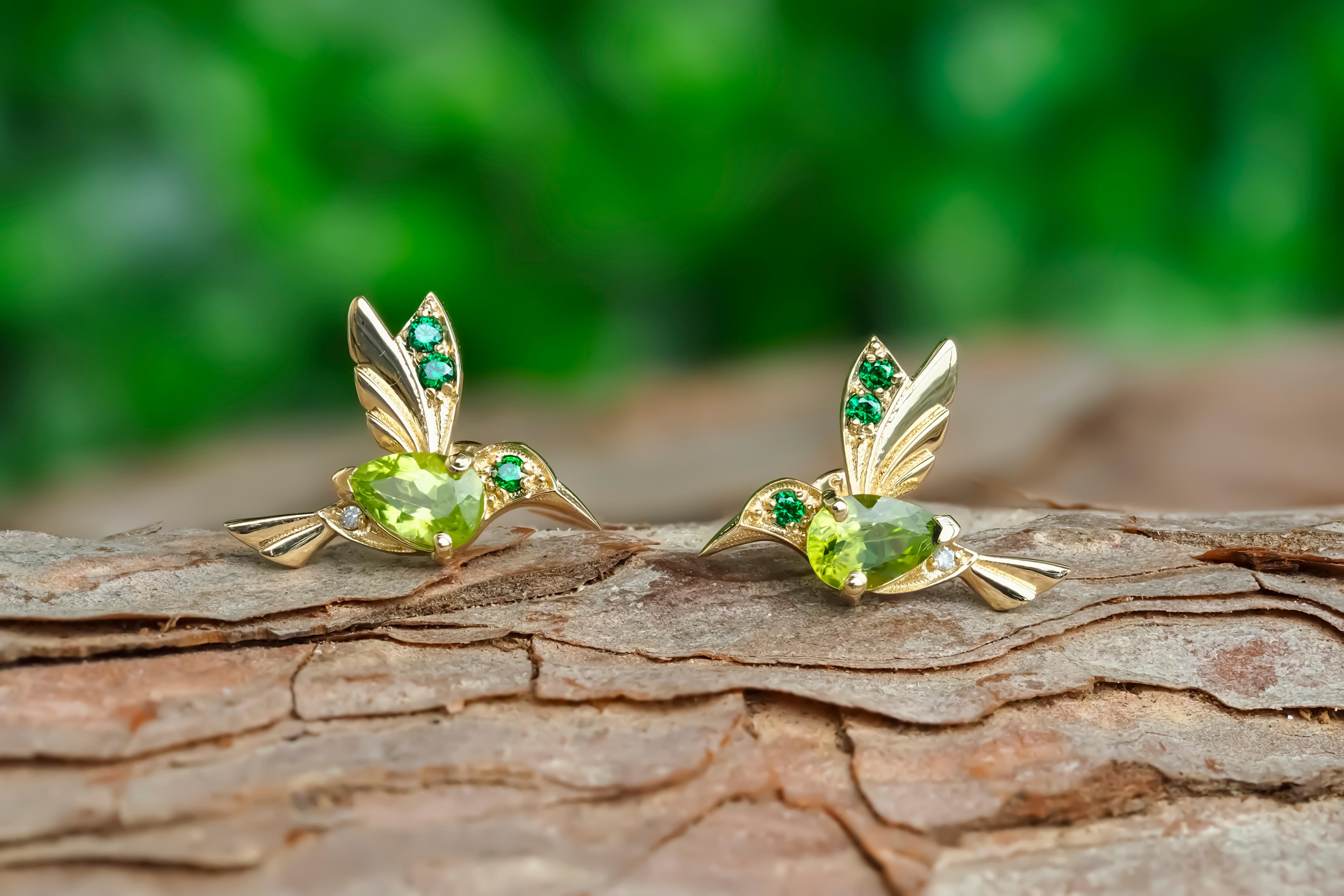 14k Gold Hummingbird Earings Studs with Peridot, Peridot Gold Stud Earrings! For Sale 2