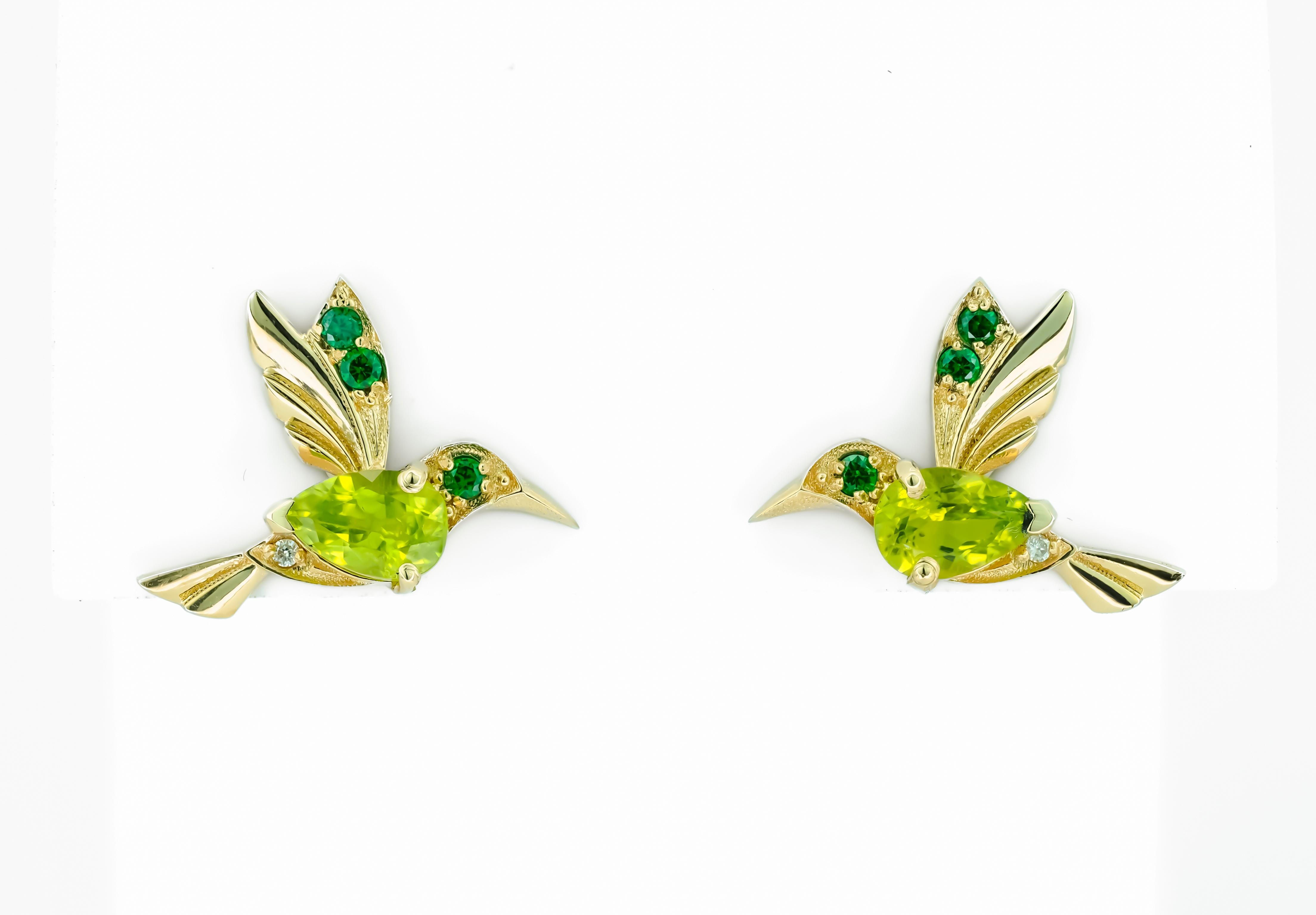 Women's 14k Gold Hummingbird earrings studs with peridots.  For Sale