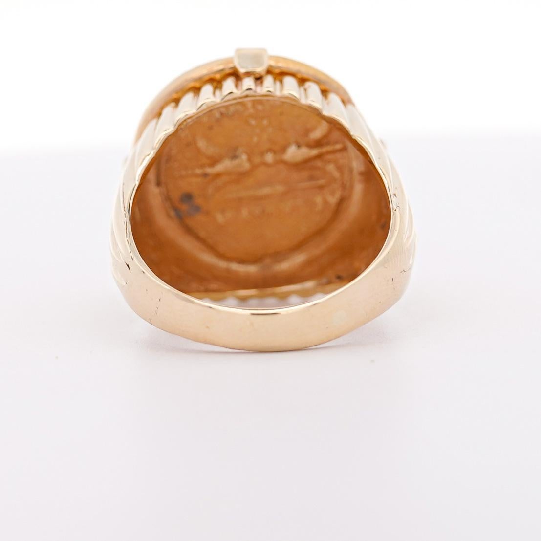 Anillo de monedas de Zeus calcográfico en oro de 14 quilates con textura. 

Detalles:
Tipo de artículo Anillo de monedas
Metal: Oro amarillo de 14 quilates
Talla: 9,75 (ajustable)
Peso: 17,8 gramos
Diámetro: 19,5 MM
Tipo: Moneda griega de Zeus

Zeus