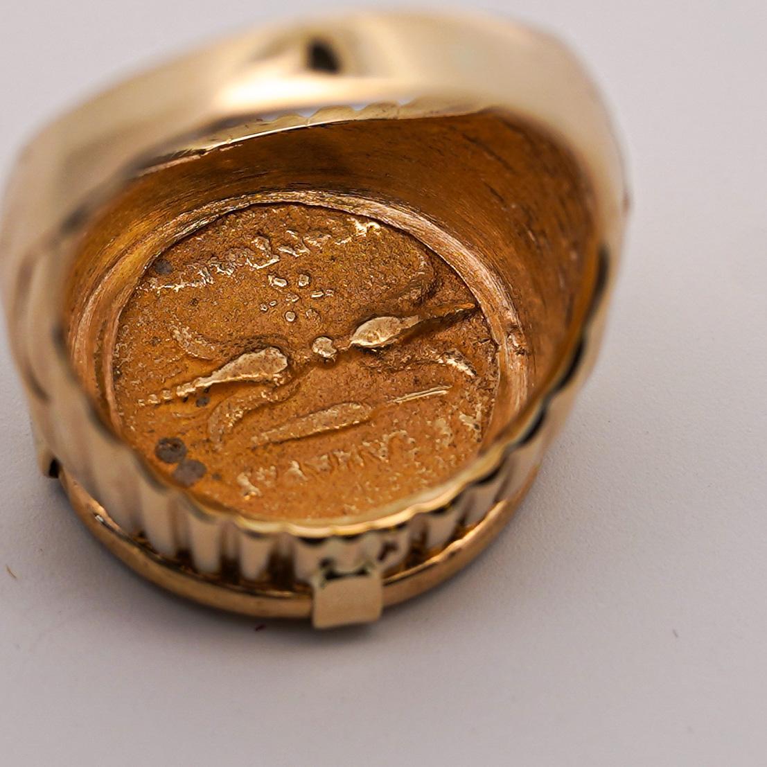 Anillo de oro de 14 quilates grabado Zeus moneda banda acanalada Signet Mens Ring Moderno en venta