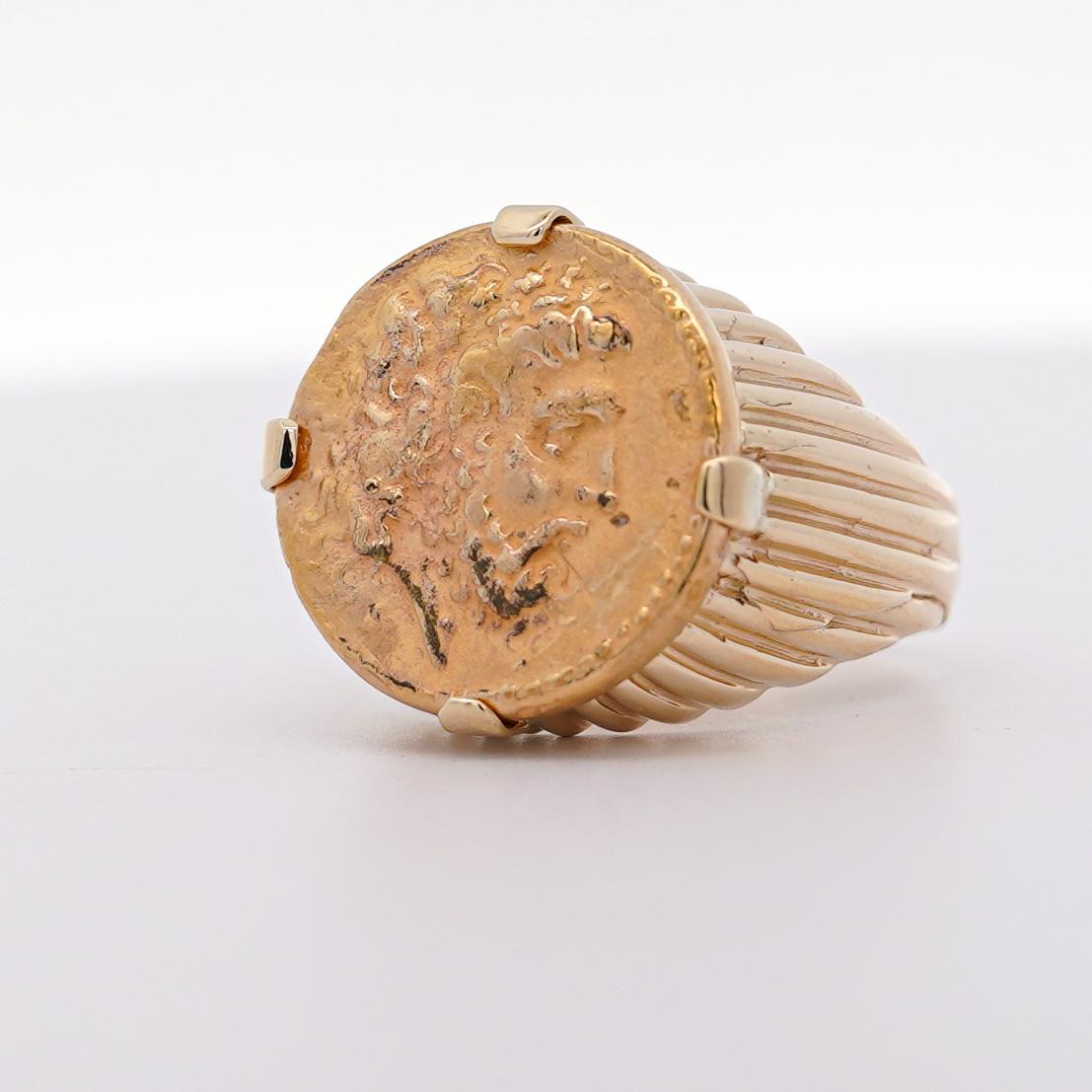 Anillo de oro de 14 quilates grabado Zeus moneda banda acanalada Signet Mens Ring en venta 1