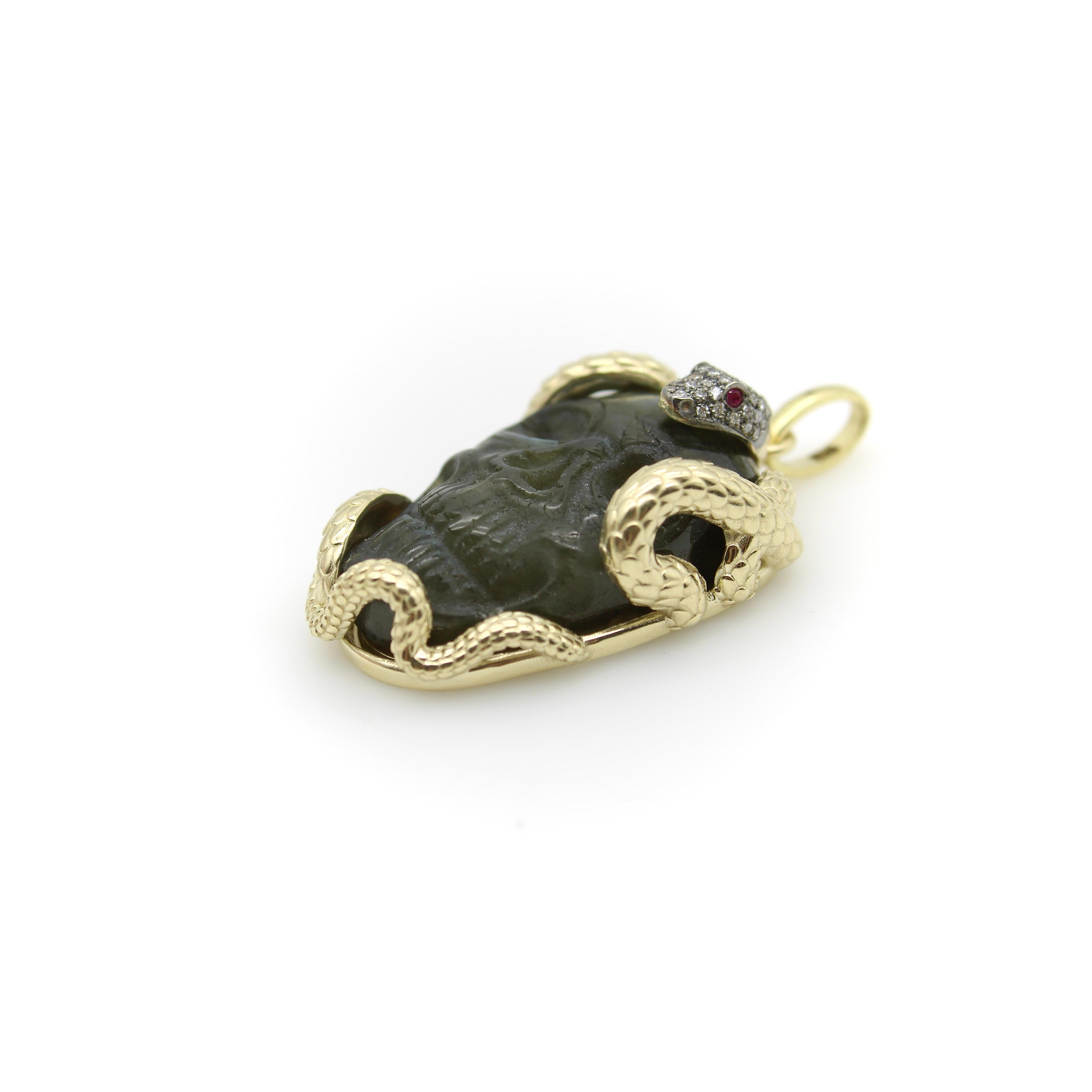 14K Gold Intertwining Snake and Carved Labradorite Skull Pendant In New Condition For Sale In Venice, CA