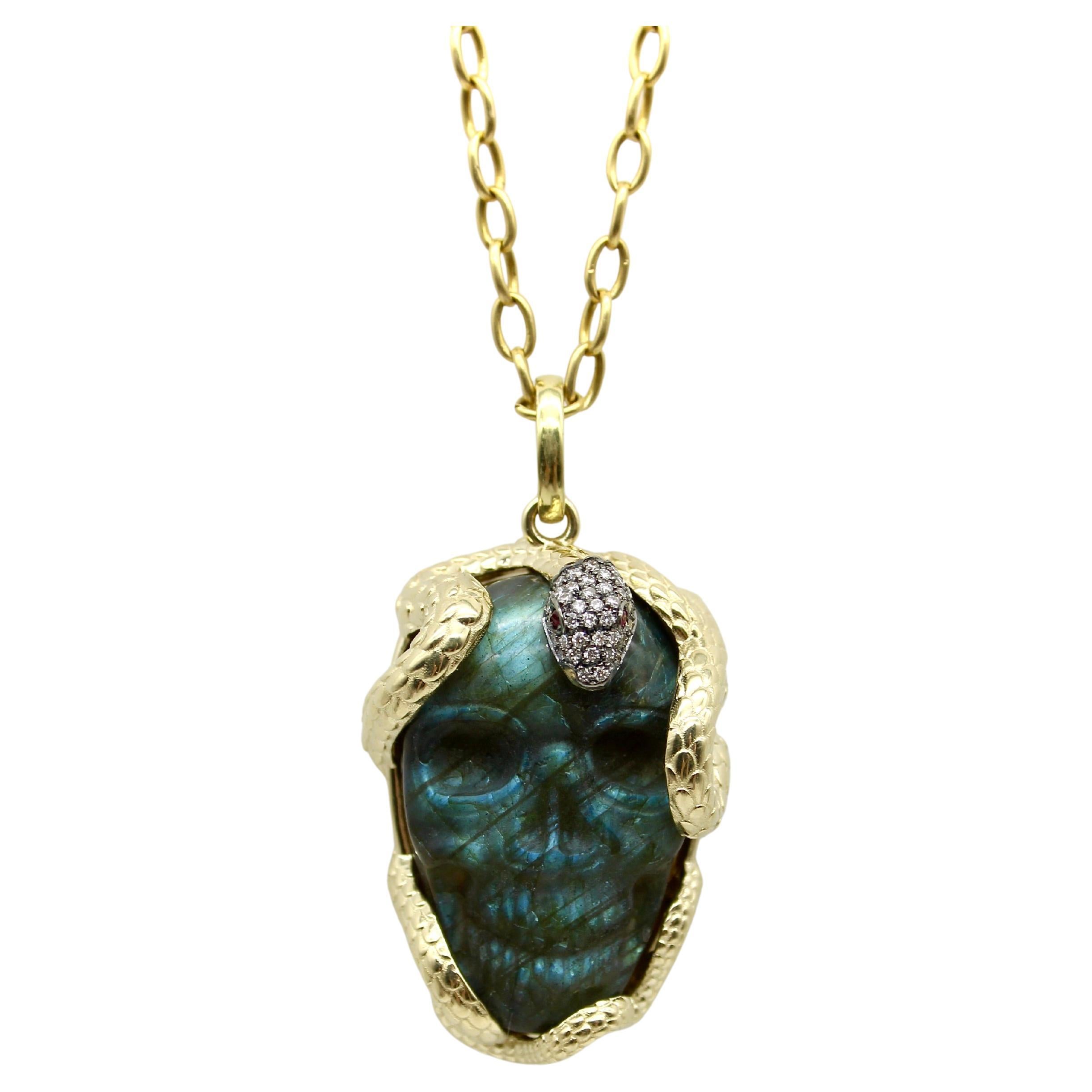 Ciondolo a forma di serpente intrecciato e teschio in labradorite intagliata in oro 14K