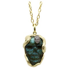 Colgante de oro de 14 quilates con serpiente entrelazada y calavera de labradorita tallada