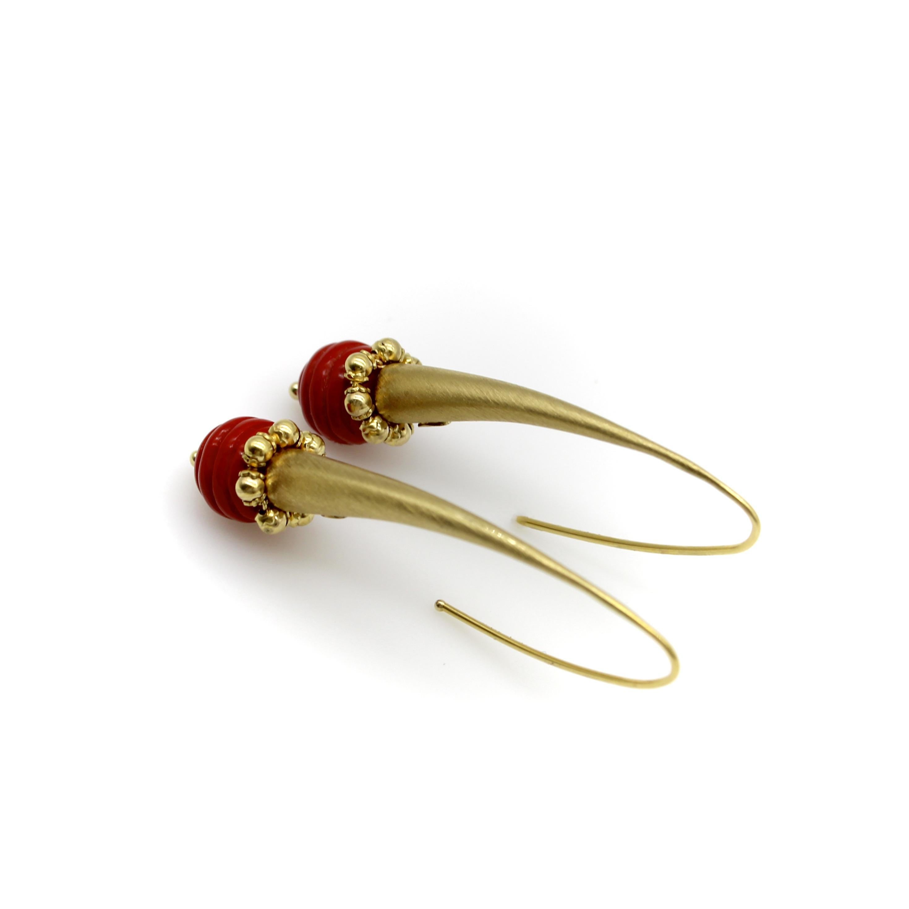 Orecchini pendenti modernisti in oro 14K con sfera di vetro In condizioni buone in vendita a Venice, CA