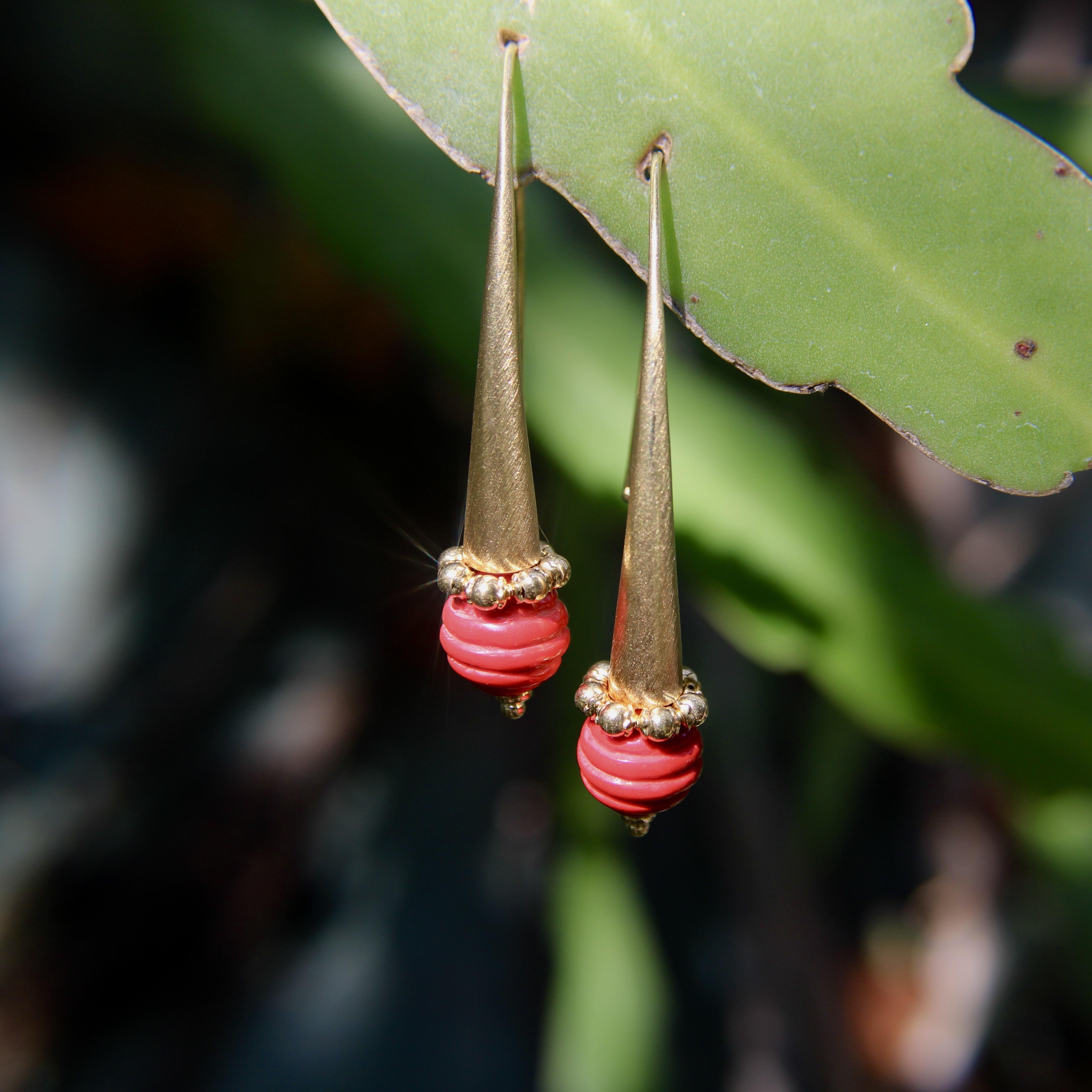 Orecchini pendenti modernisti in oro 14K con sfera di vetro in vendita 3