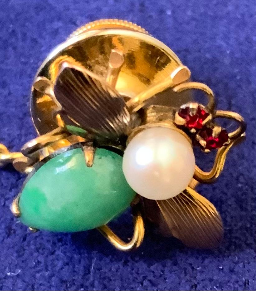 Taille Marquise Epingle à cravate en or 14k Jade Perle Grenat Mouche des fruits en vente