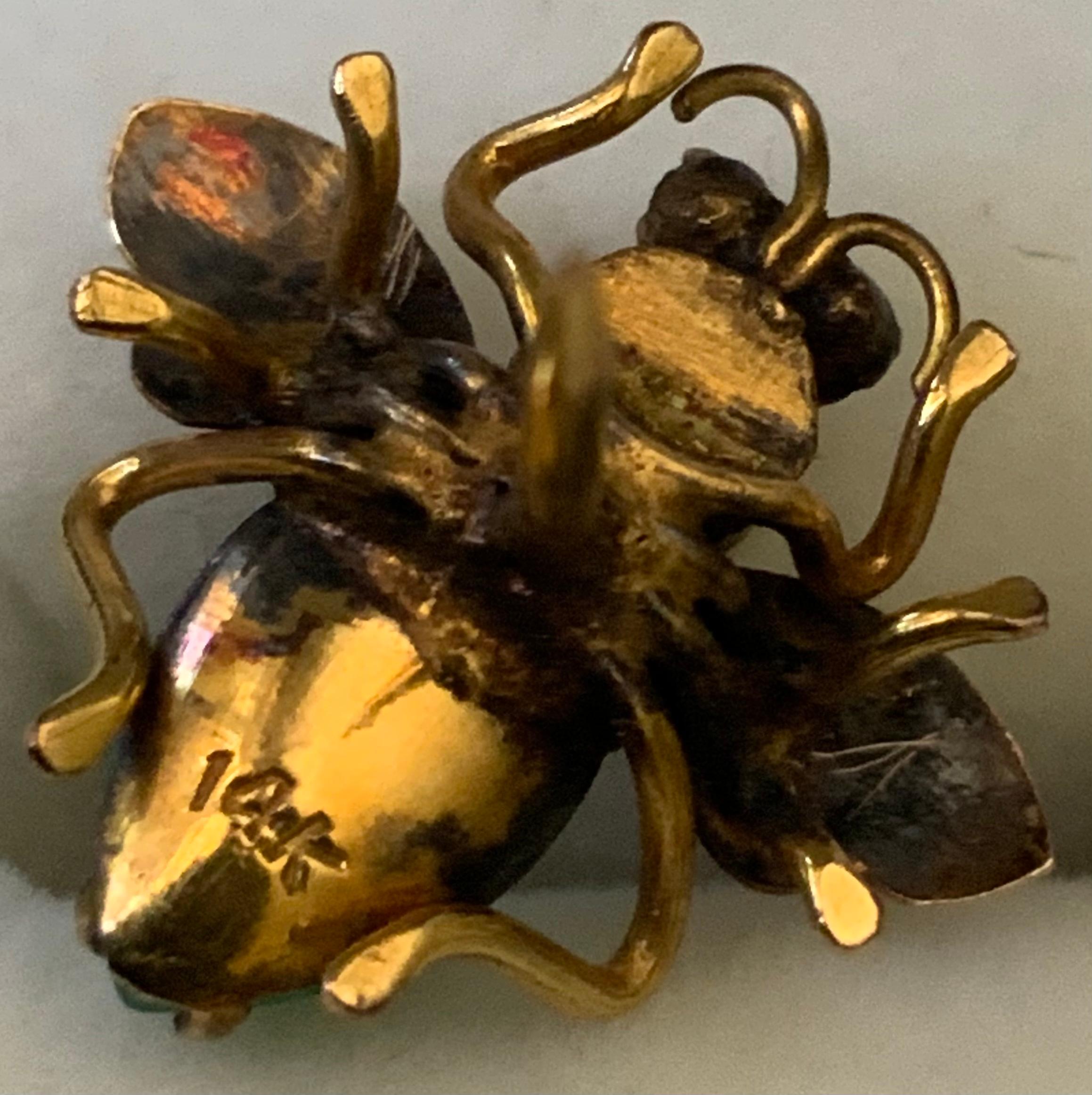 Epingle à cravate en or 14k Jade Perle Grenat Mouche des fruits Bon état - En vente à Guaynabo, PR