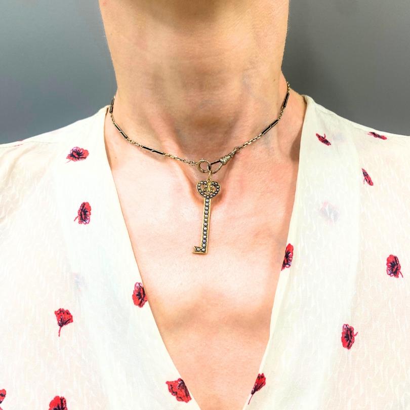 
MATERIAL : Or 14k, émail
Poids : 9,6 grammes
Pierre précieuse : Perle
Mesures : Pendentif - 1/2