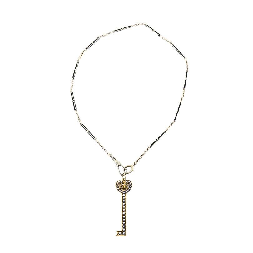 Taille mixte Collier pendentif clé en or 14k perles et émail noir en vente