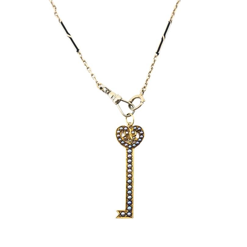 Collier pendentif clé en or 14k perles et émail noir Bon état - En vente à Beverly Hills, CA
