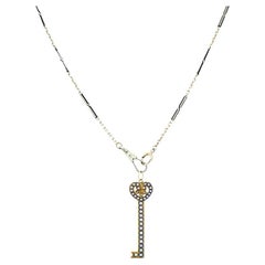Collier pendentif clé en or 14k perles et émail noir