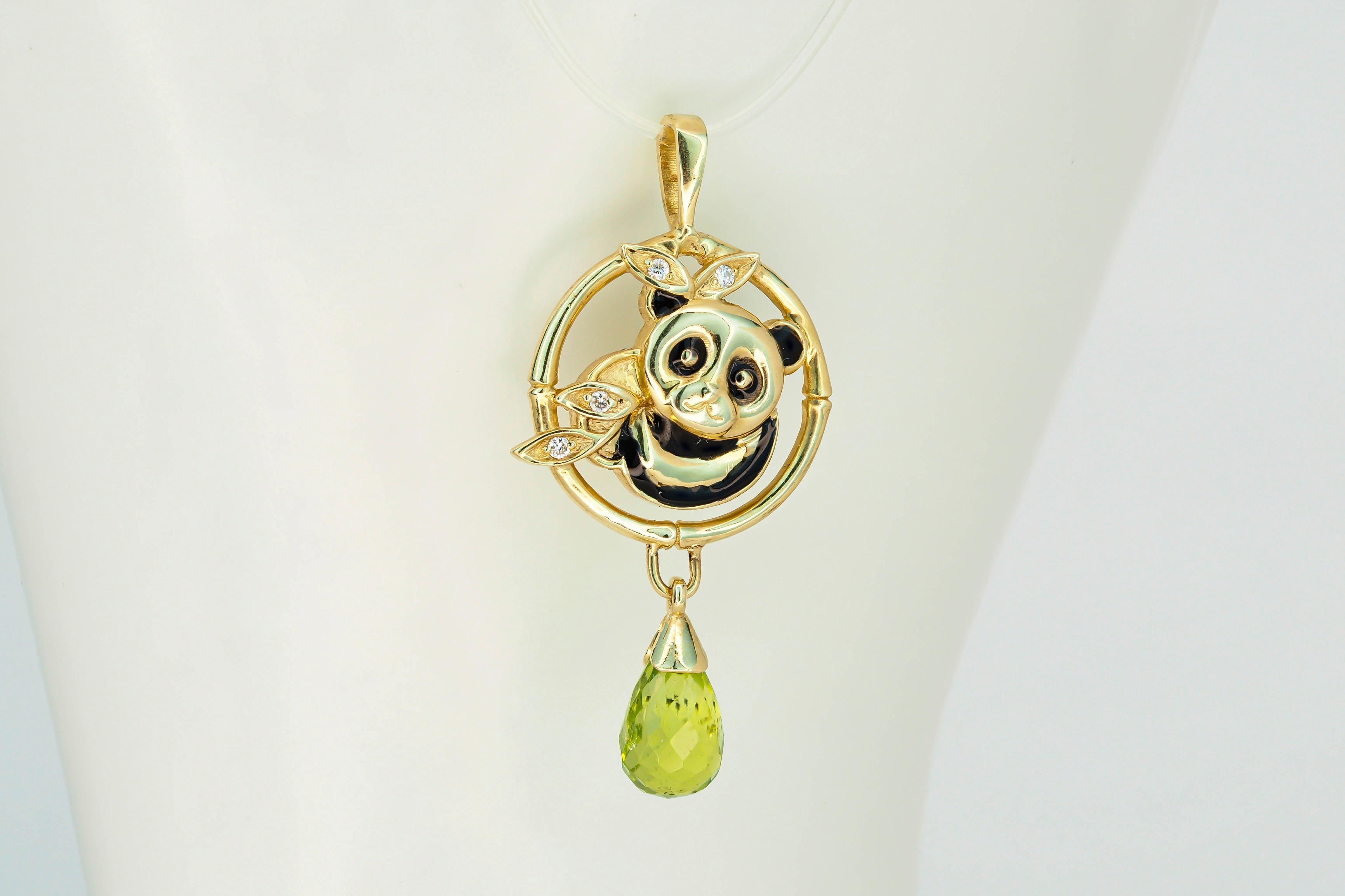 Pendente Koala Bear in oro massiccio 14 kt con peridoto naturale e diamanti. Pietra natale di agosto.  Ciondolo a briolette con peridoto. Gioielli con animali
Metallo: oro massiccio 14kt
Dimensioni del ciondolo: 32,35 x 15,5 mm.
Peso: 1,8 g.

Pietre