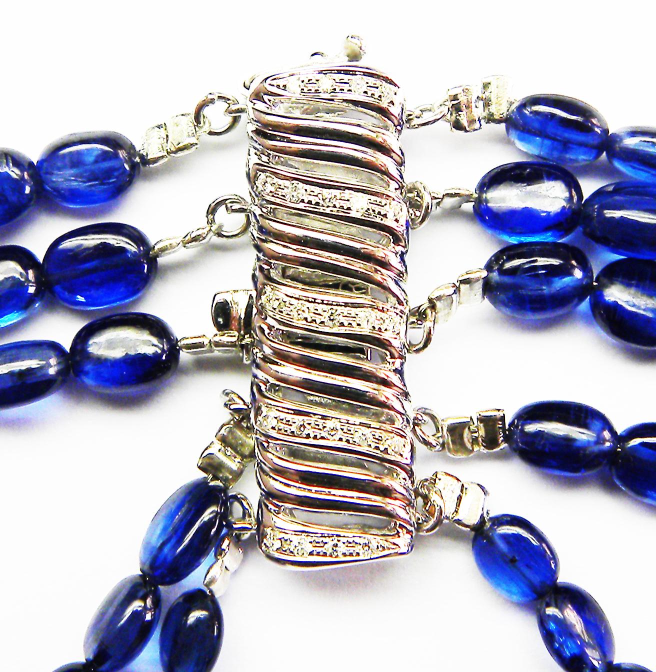 Ti senti stressato? Questa collana di perline di kyanite è un portale per la pace interiore. 

Immagina una cascata di perle di kyanite (provenienti dal Brasile) di colore blu freddo e 572,37 carati, ognuna delle quali è un sussurro calmante