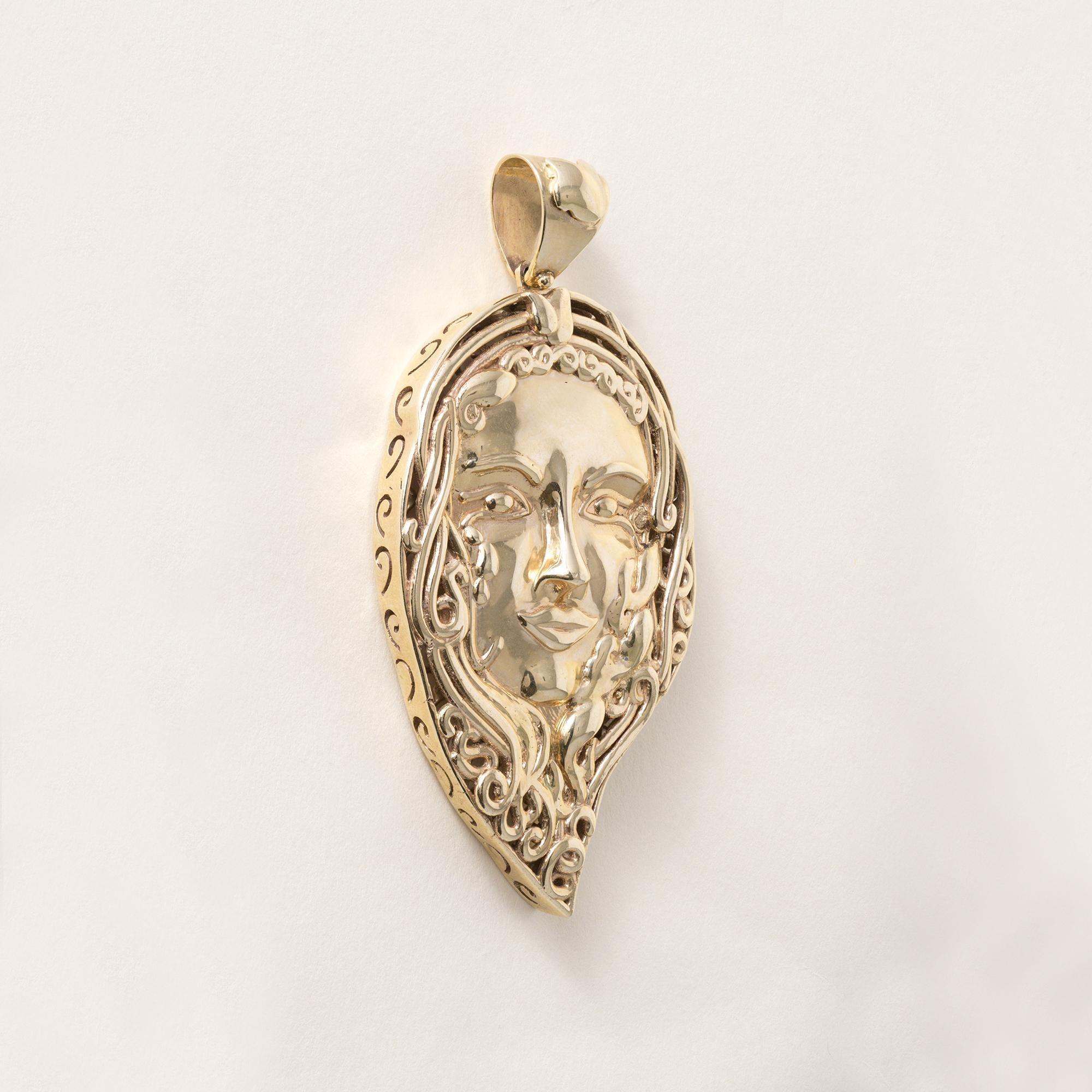 Moderno 14K Gold Lady Goddess Portrait Cameo Pendant in vendita