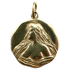 Pendentif médaillon signature Lady of the Water en or 14 carats