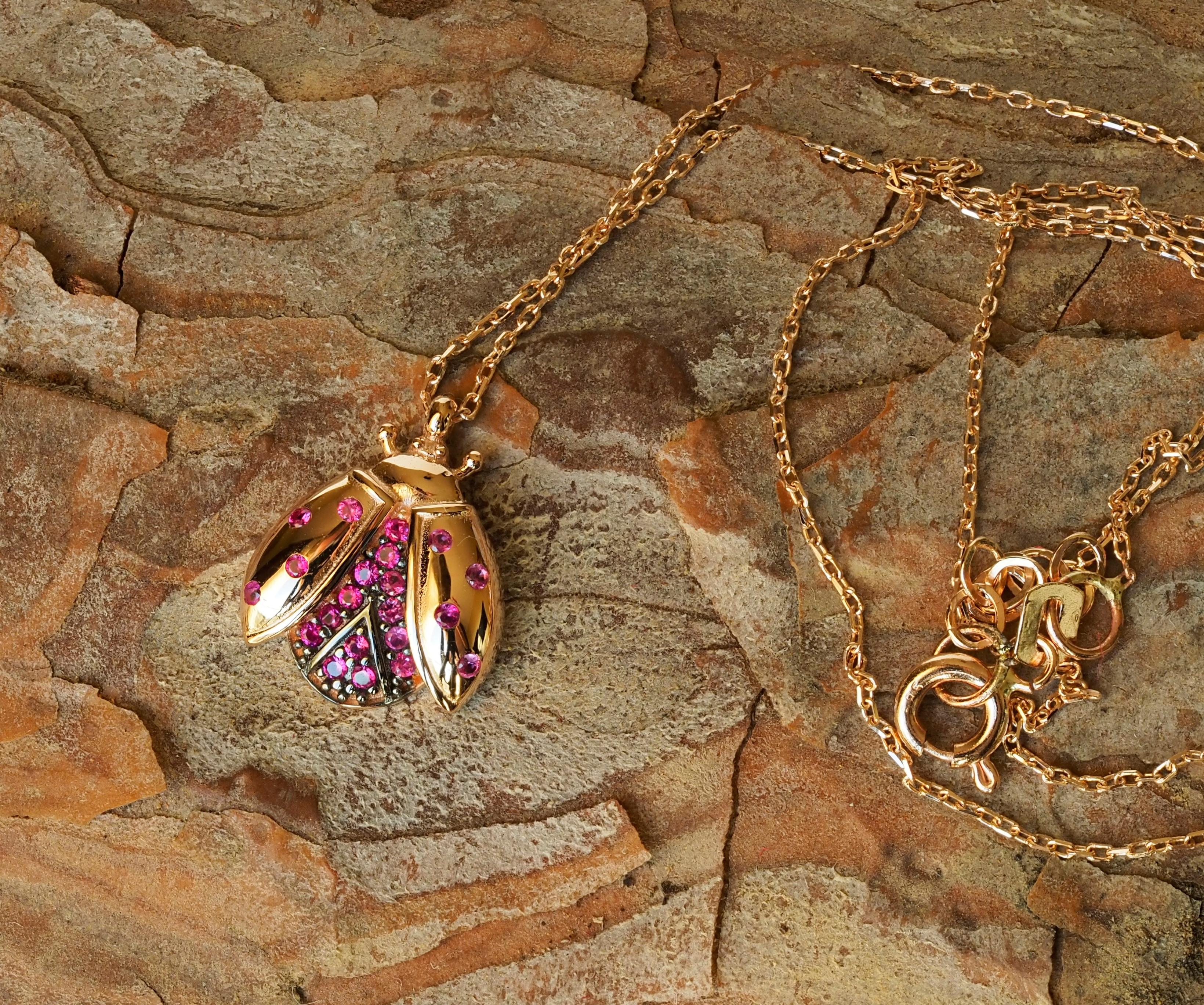 Collier de coccinelles en or 14k. Collier Laydybird, Collier d'animaux, Cadeau de Noël.
Collier Lucky Ladybug en or 14k

Poids total : 2 g.
Or massif jaune 14k
Longueur : 43 sm.
Style : Minimaliste
Pierres : pierres multicolores de taille ronde.

Le
