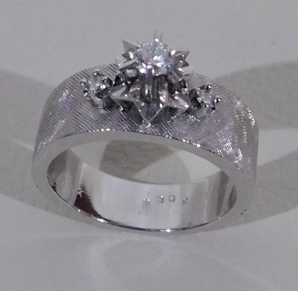 14-Karat Gold Lady's White Gold Three Stone Diamond Ring In Good Condition For Sale In Hamilton, Ontario