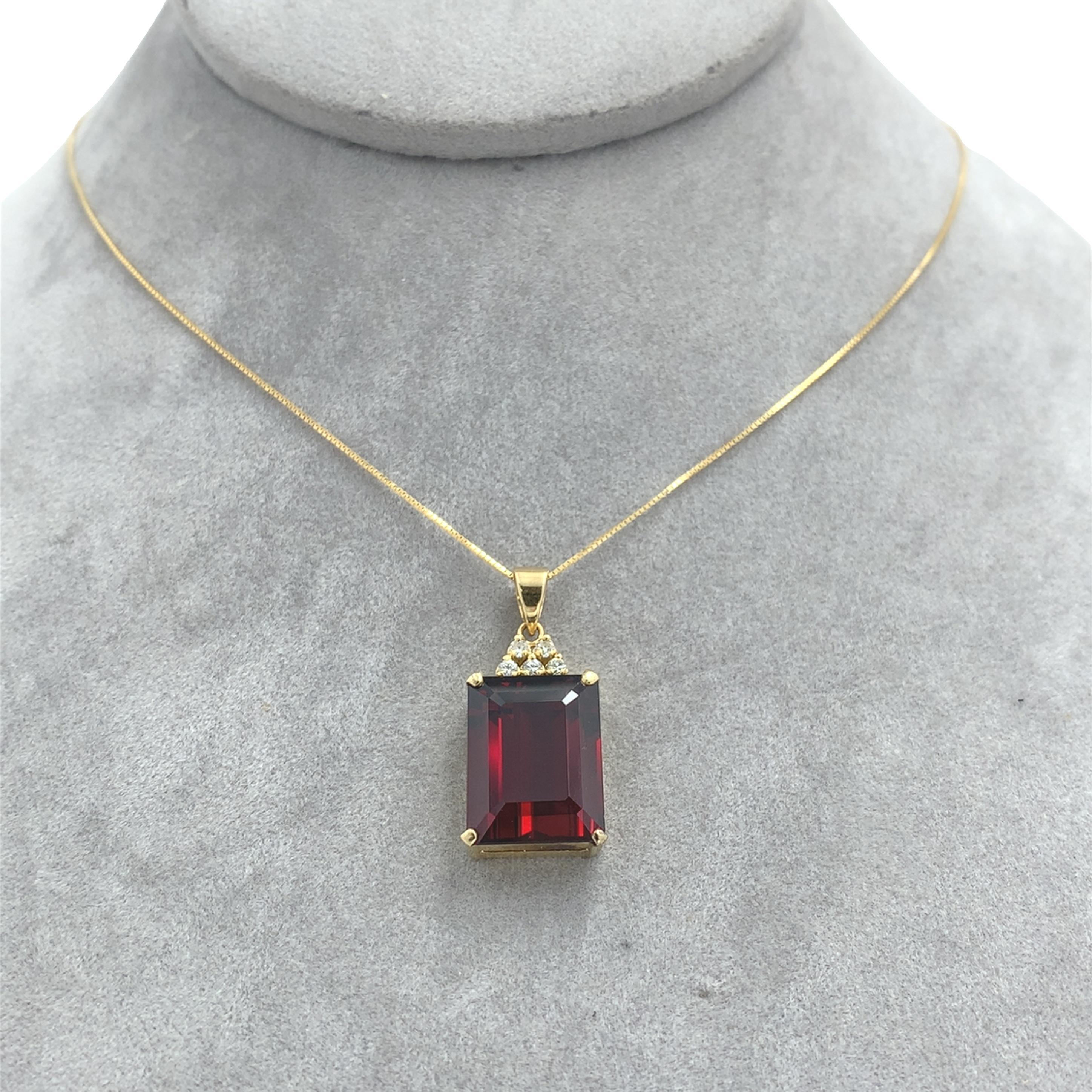 Pendentif en or 14K avec grenat taille émeraude et diamant de 13 carats et chaîne de 18