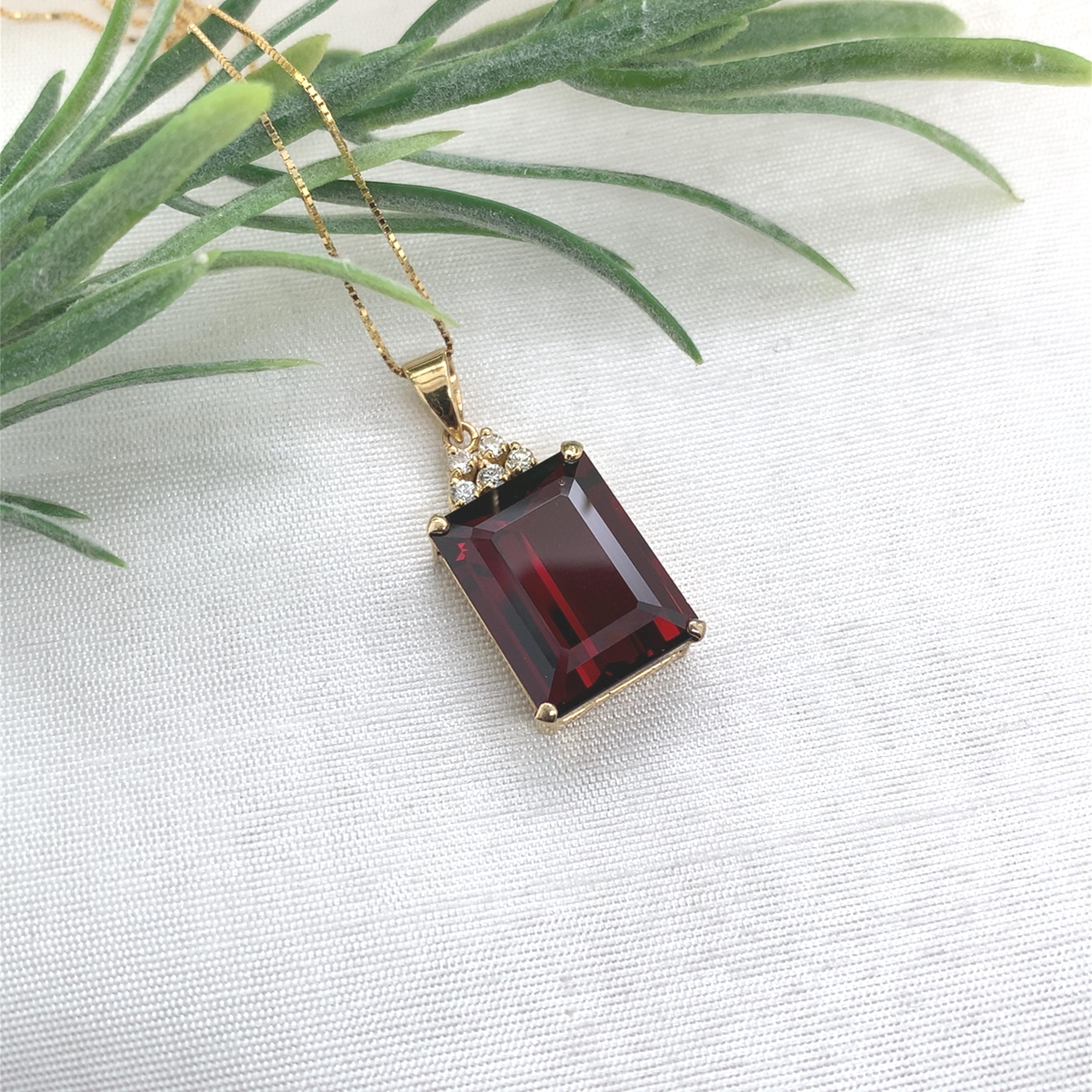 Pendentif en or 14K avec grenat taille émeraude et diamant de 13 carats et chaîne de 18