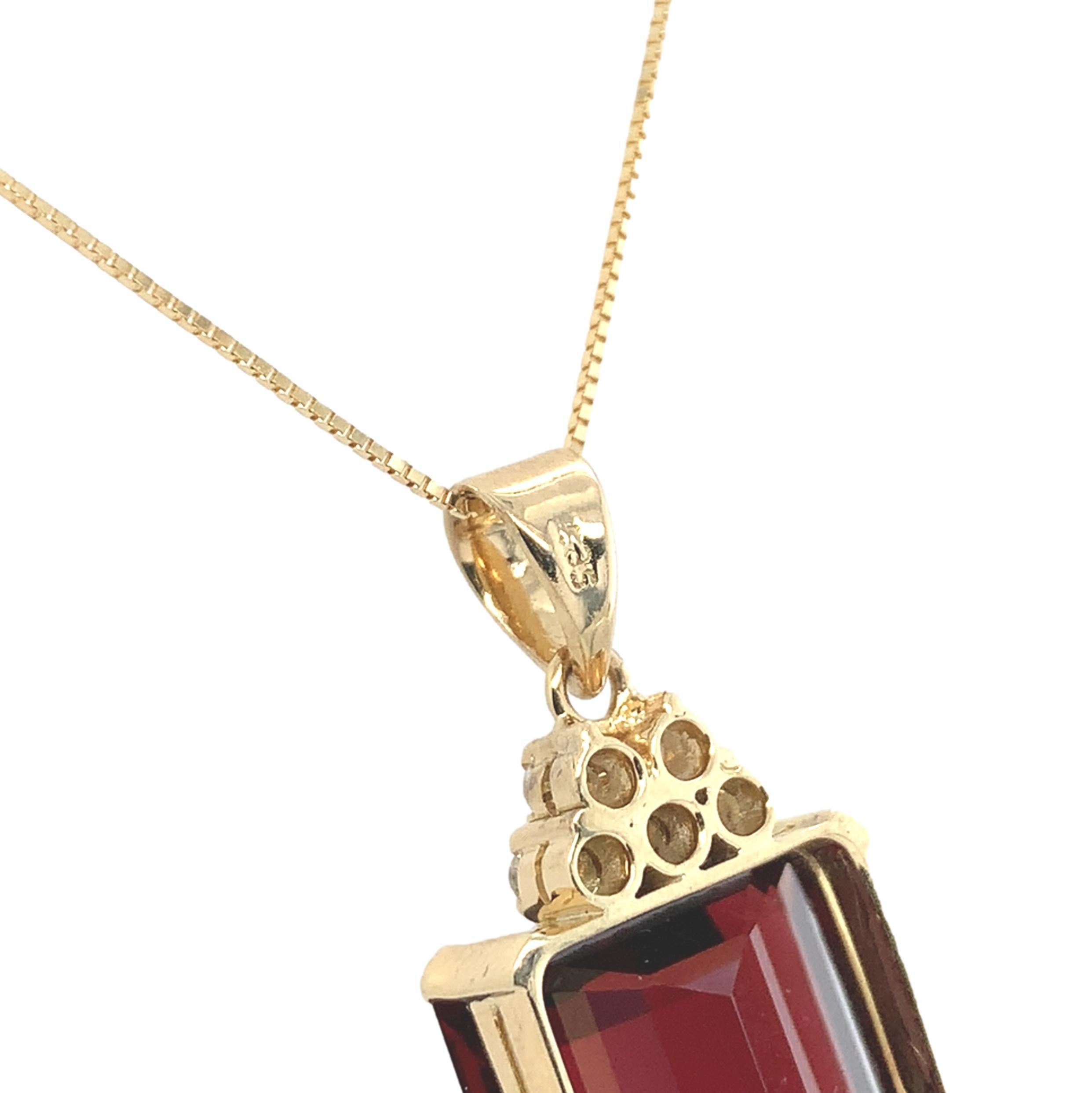 Pendentif en or 14K avec grenat taille émeraude et diamant de 13 carats et chaîne de 18
